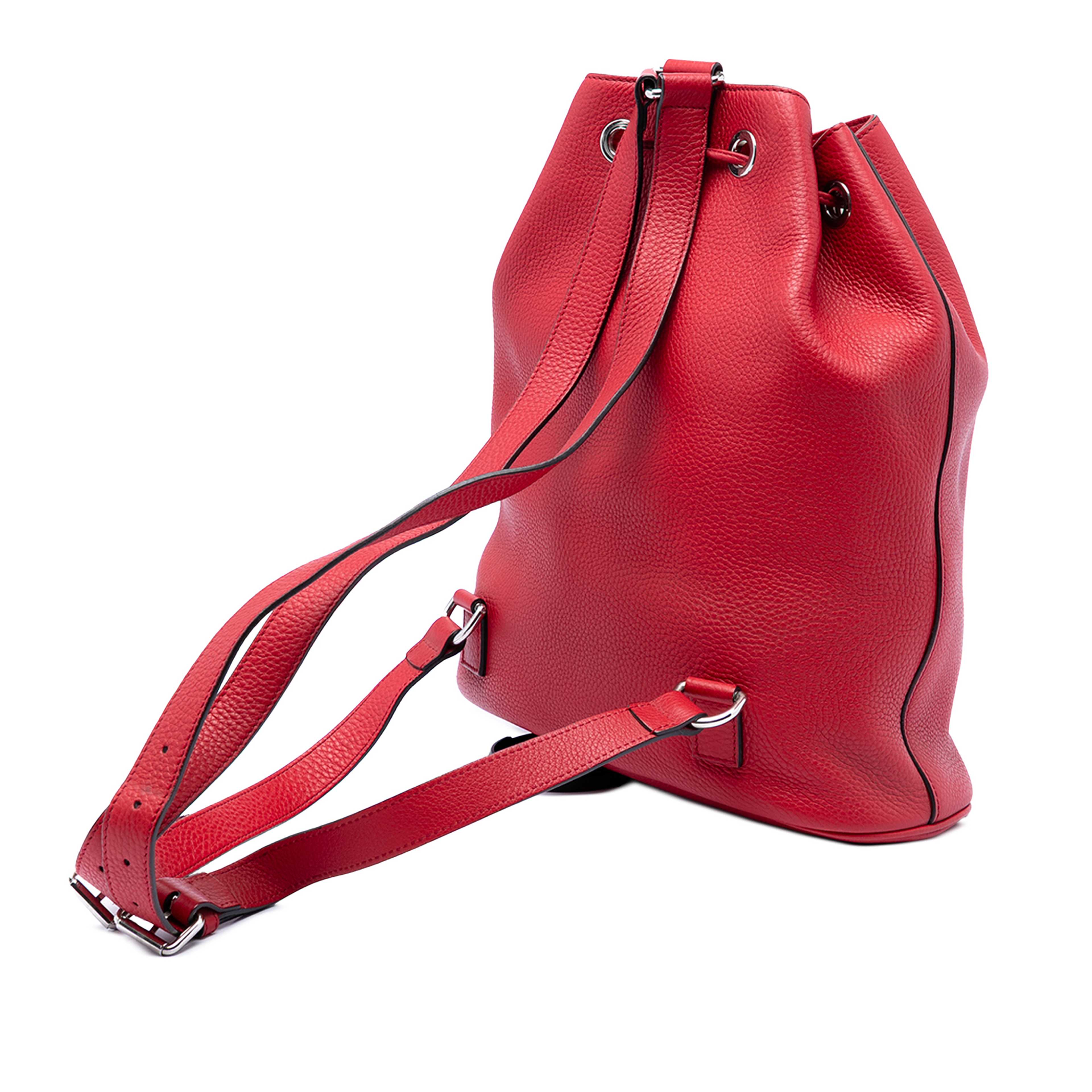 Gucci Small Pebbled Calfskin Soho Drawstring Backpack, från Luxclusif, i färgen röd. Klicka för att öppna bilden i stort format