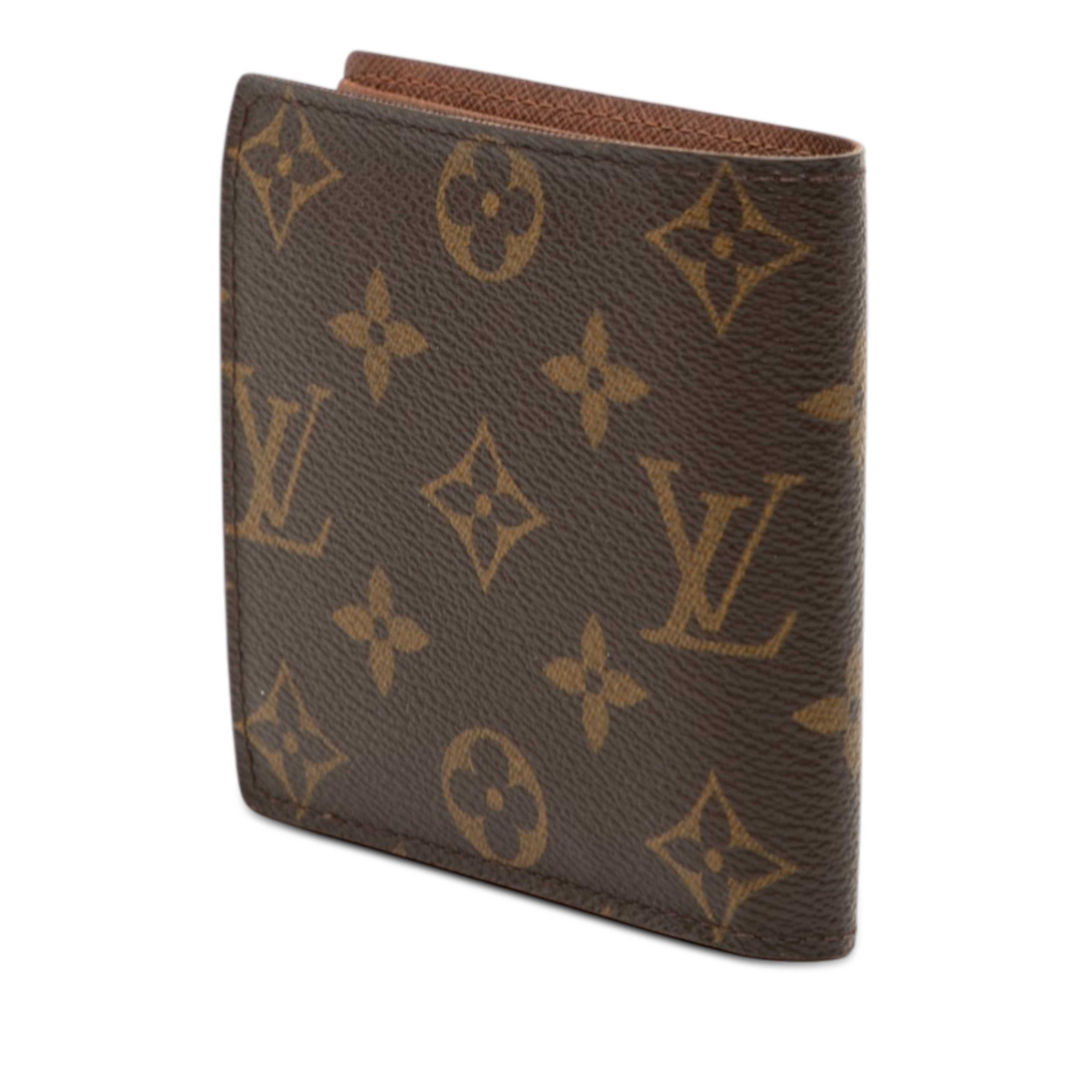 Louis Vuitton Monogram Portefeuille Marco Wallet, från Luxclusif, i färgen brown. Klicka för att öppna bilden i stort format