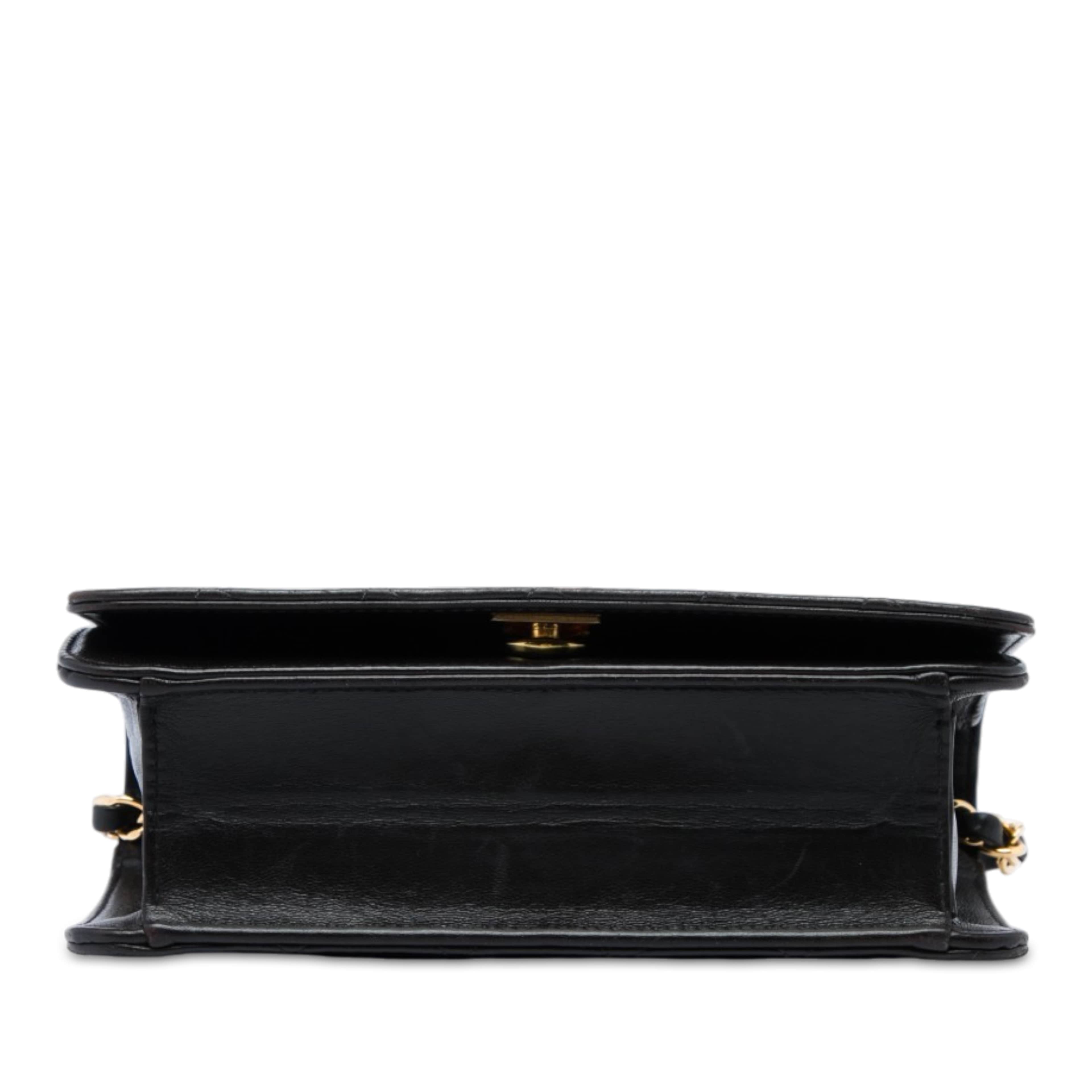 Chanel Cc Quilted Lambskin Full Single Flap, från Luxclusif, i färgen svart. Klicka för att öppna bilden i stort format