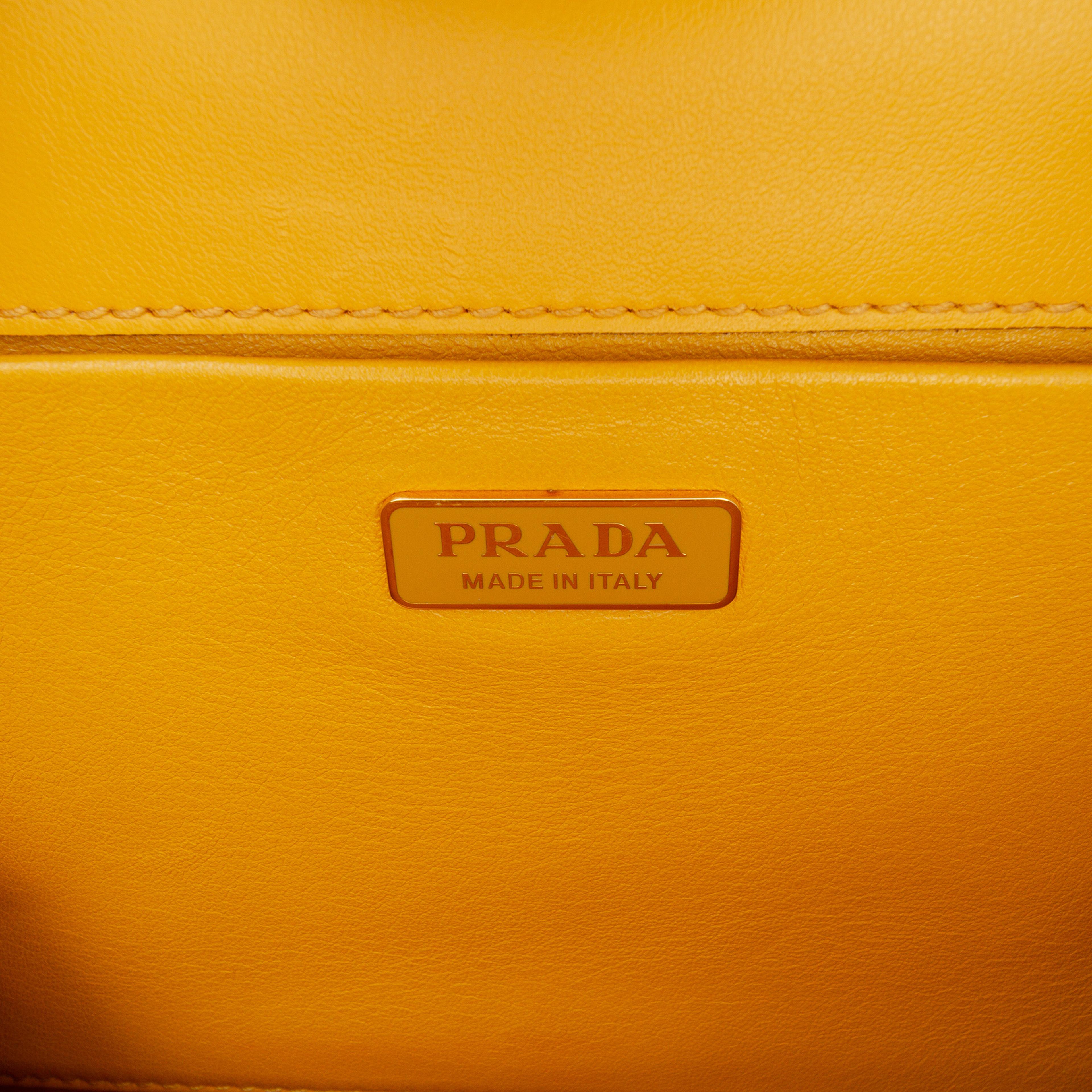 Prada Saffiano City Light Frame Crossbody, från Luxclusif, i färgen mustard. Klicka för att öppna bilden i stort format