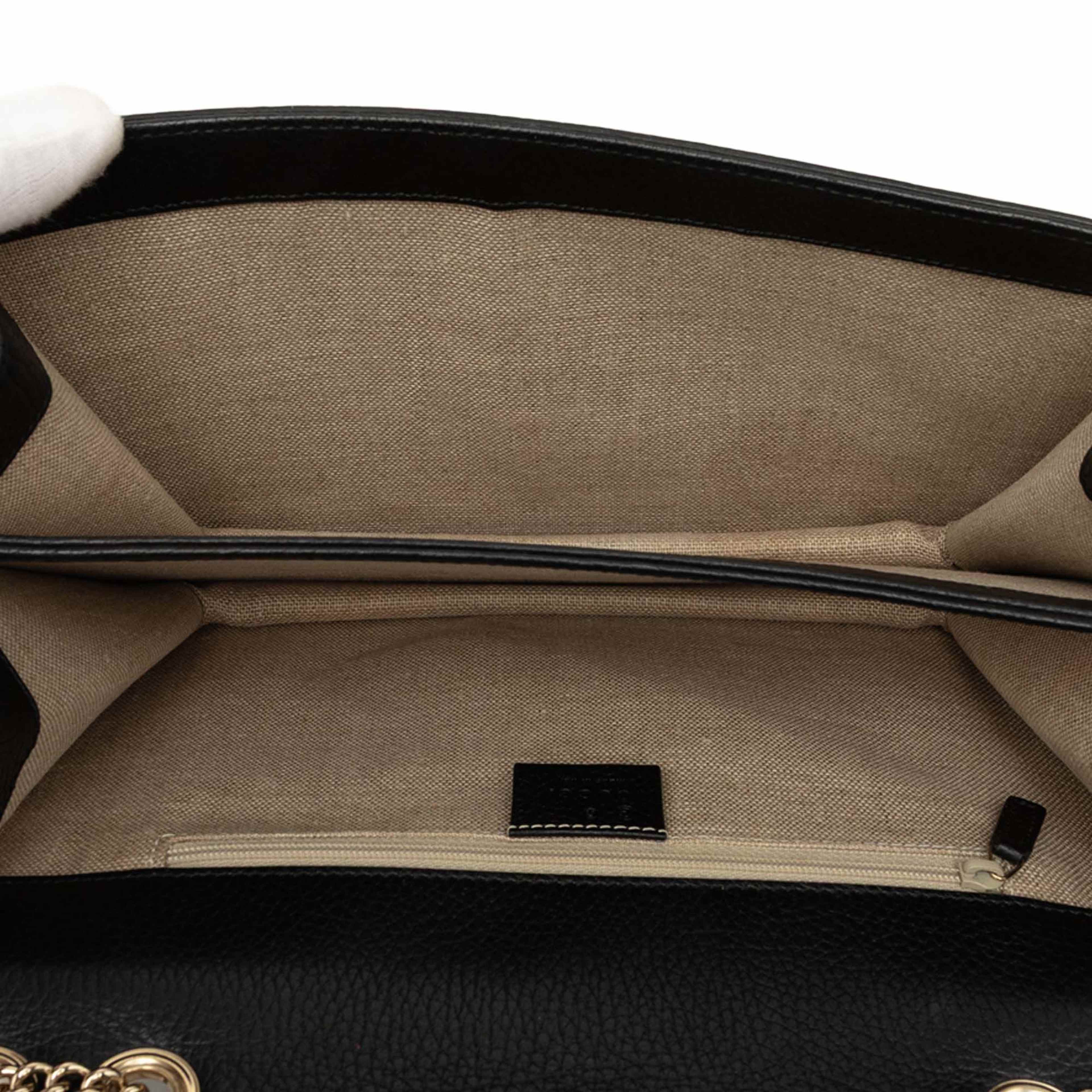 Gucci Medium Dollar Calfskin Interlocking G Crossbody, från Luxclusif, i färgen svart. Klicka för att öppna bilden i stort format
