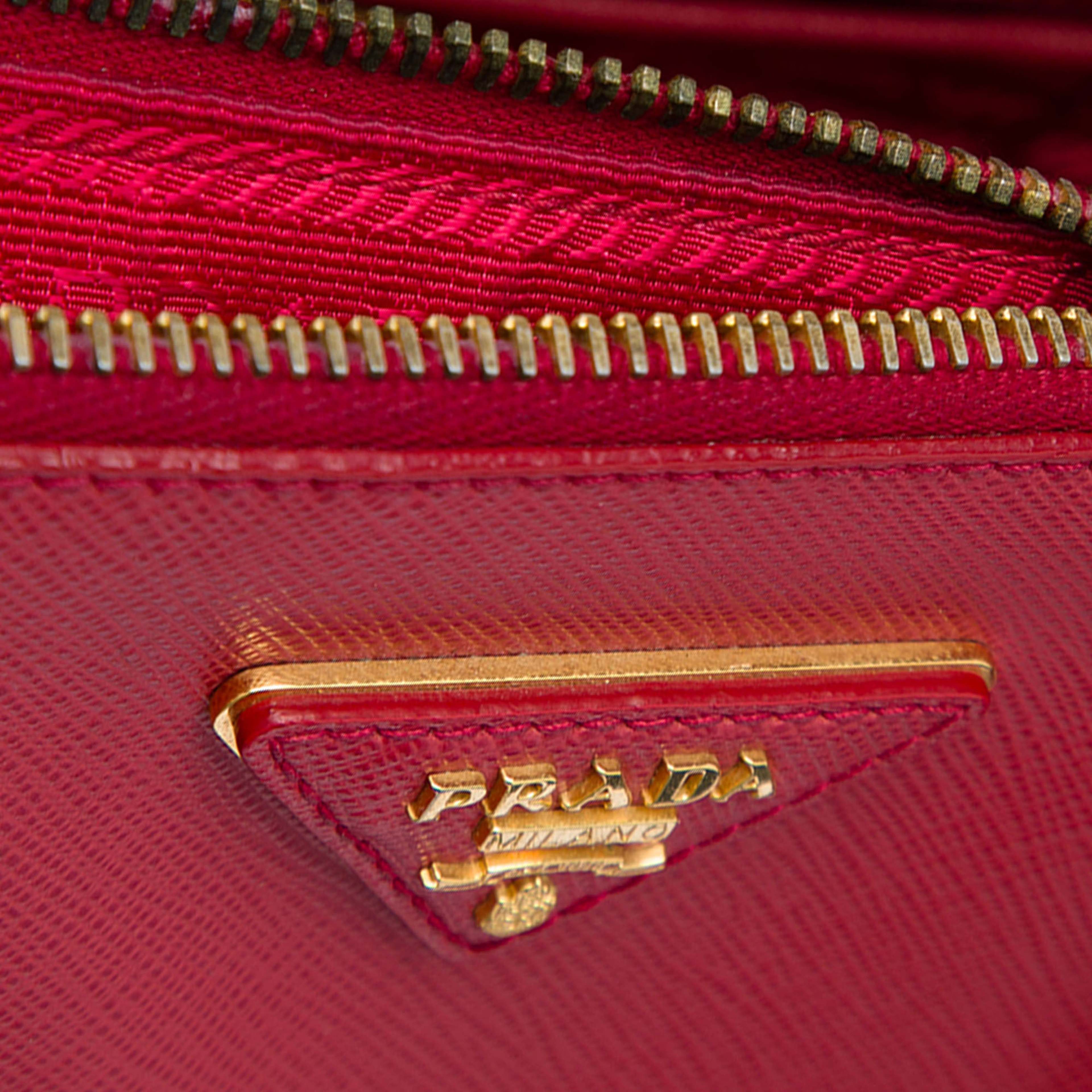 Prada Large Saffiano Lux Galleria Double Zip Tote, från Luxclusif, i färgen röd. Klicka för att öppna bilden i stort format