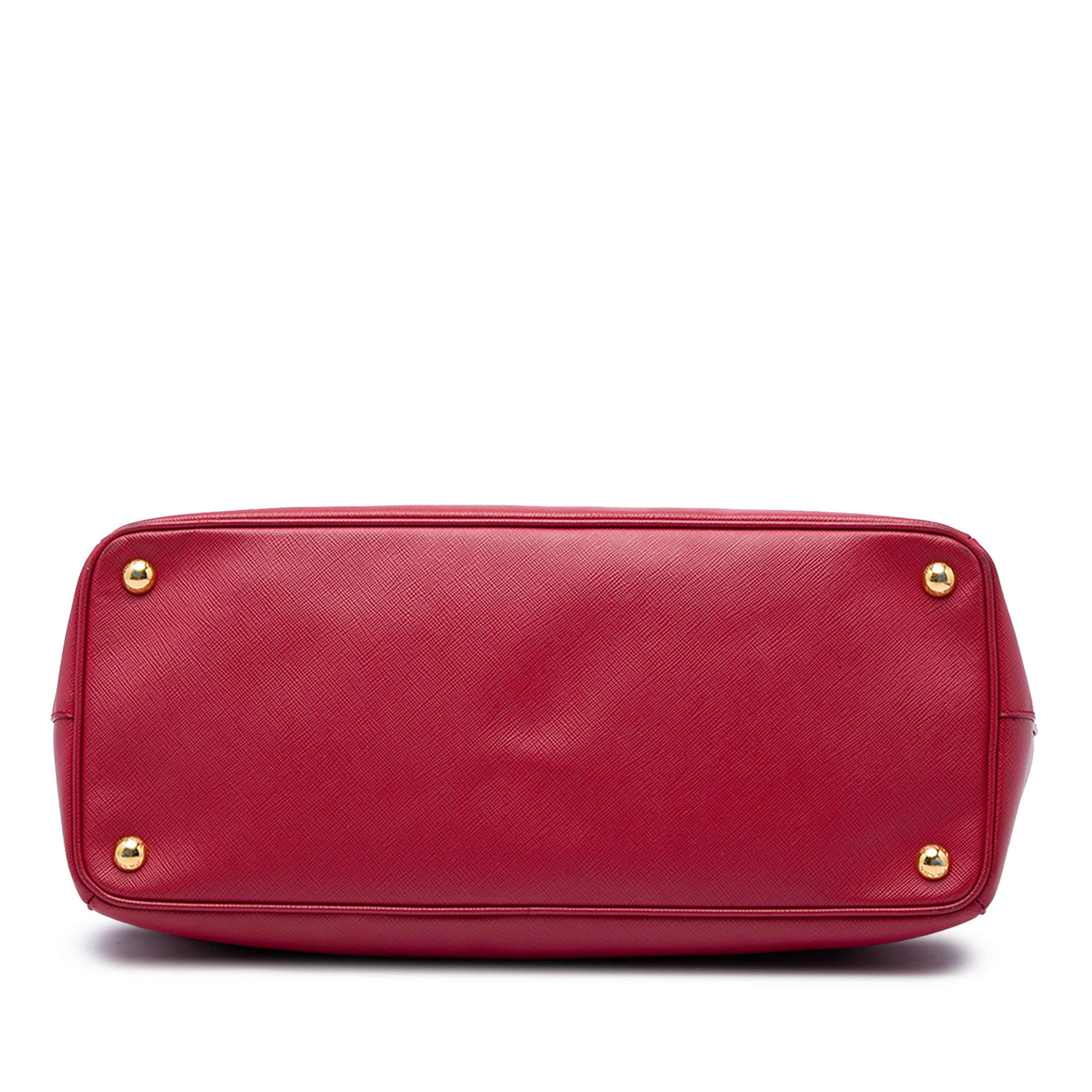 Prada Large Saffiano Lux Galleria Double Zip Tote, från Luxclusif, i färgen röd. Klicka för att öppna bilden i stort format