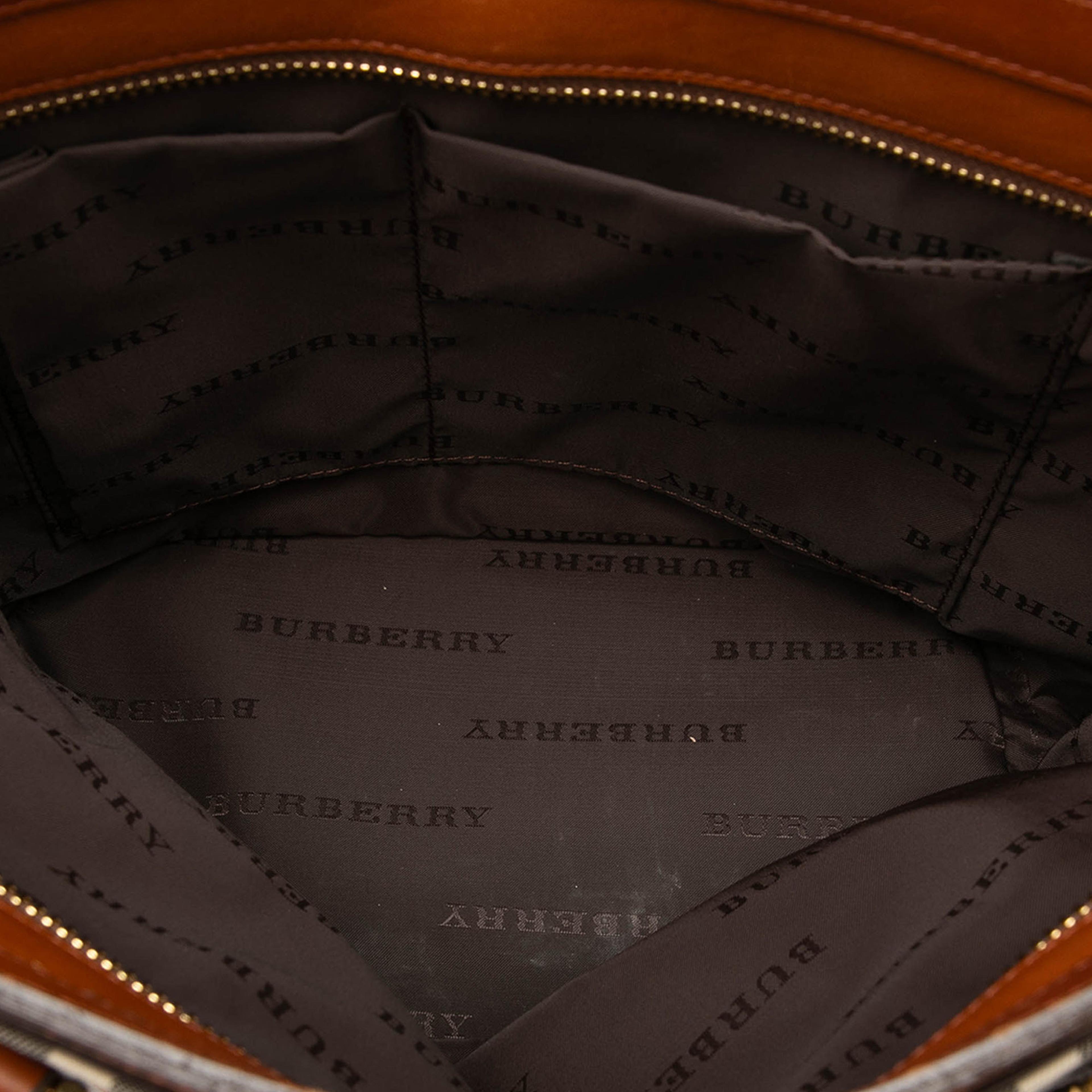 Burberry Haymarket Check Canvas Tote, från Luxclusif, i färgen beige. Klicka för att öppna bilden i stort format