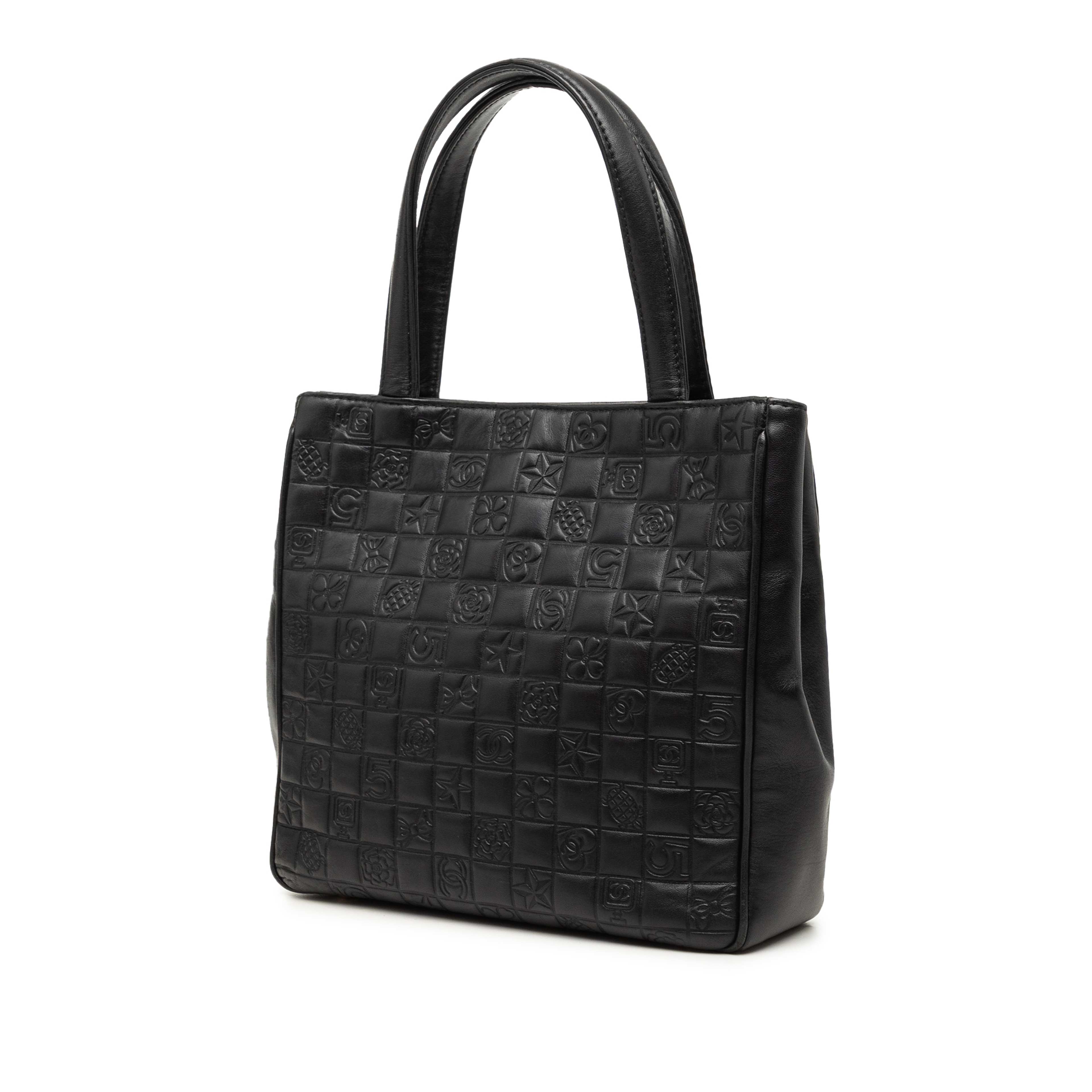 Chanel Cc Embossed Lambskin Precious Symbols Tote, från Luxclusif, i färgen svart. Klicka för att öppna bilden i stort format