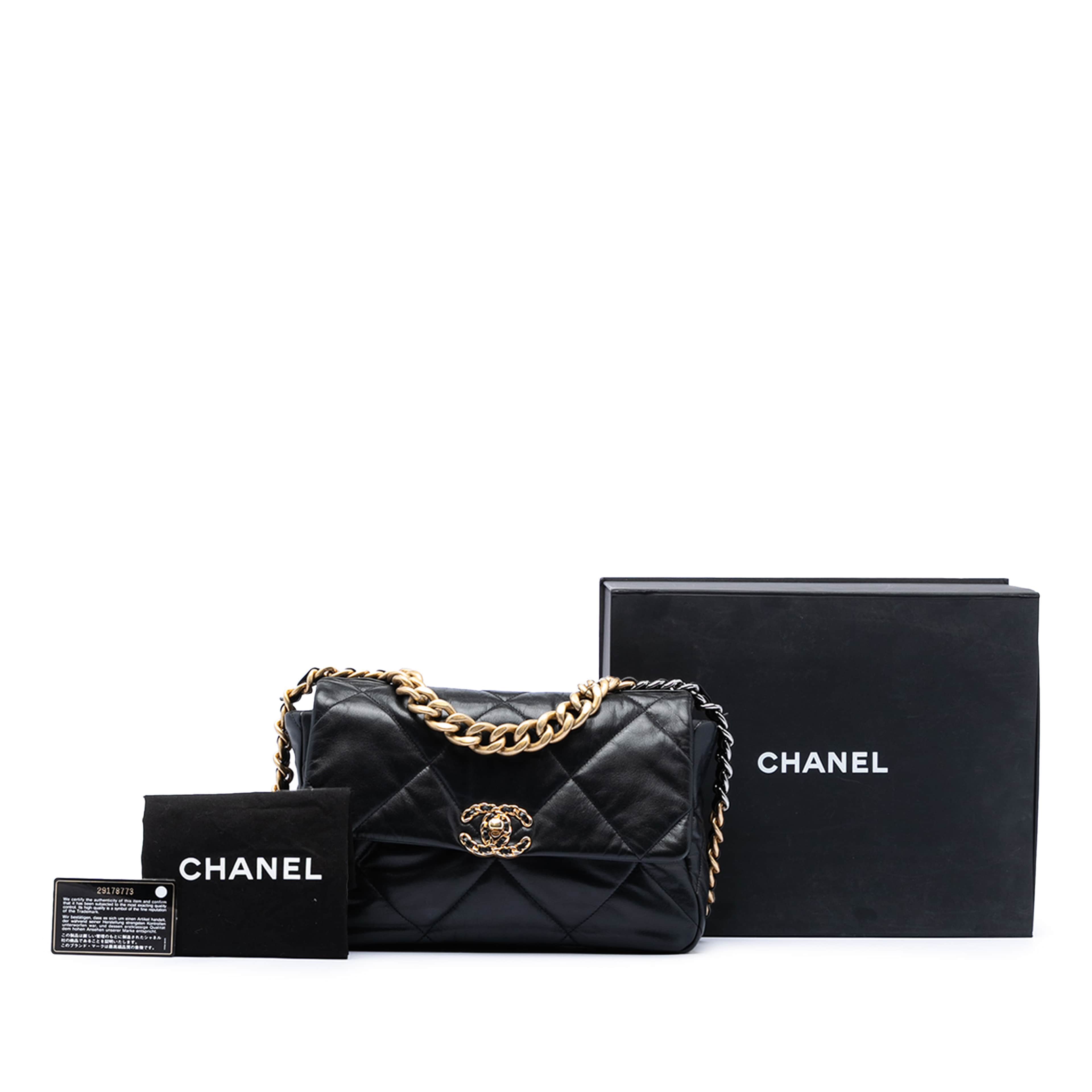 Chanel Large Lambskin 19 Flap, från Luxclusif, i färgen svart. Klicka för att öppna bilden i stort format