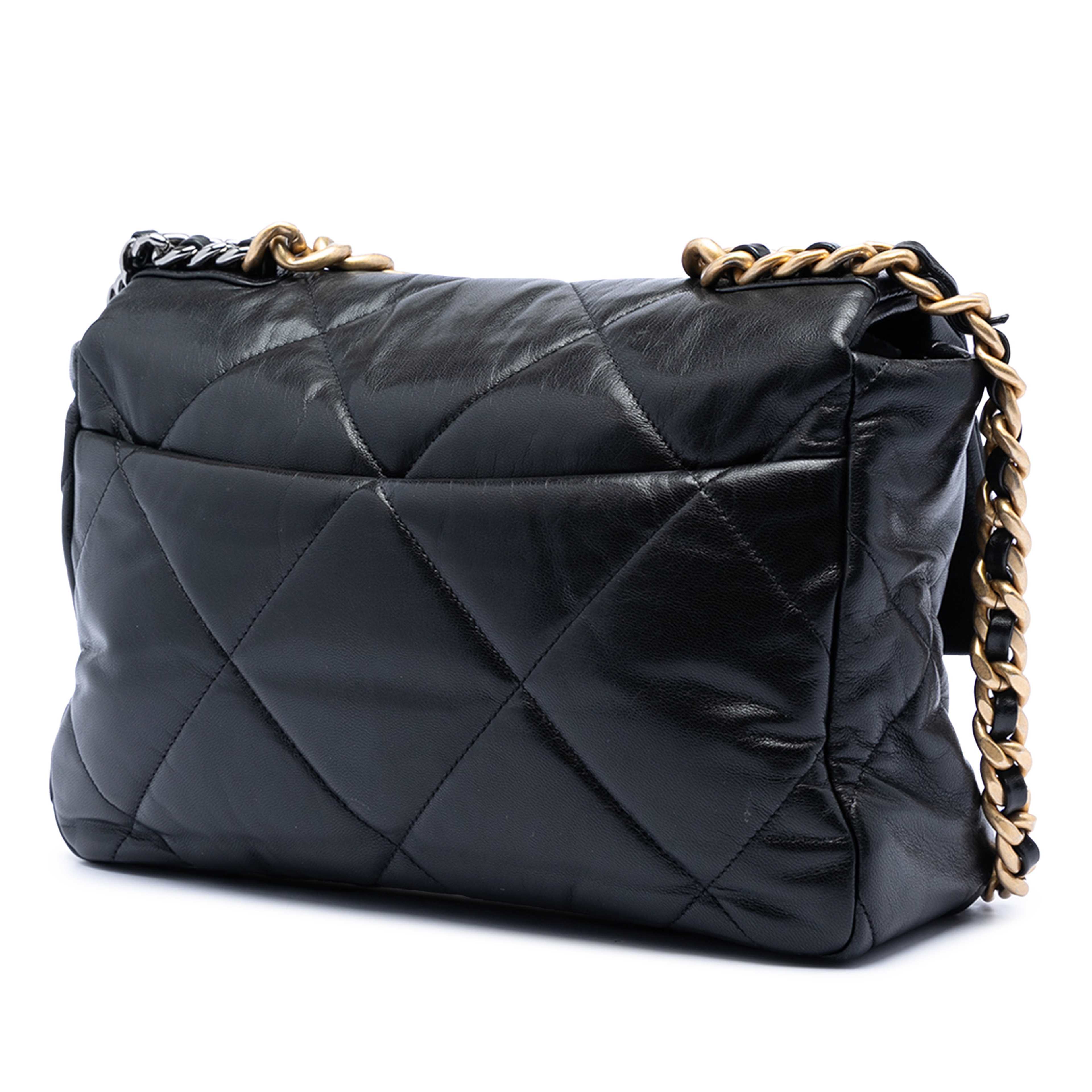 Chanel Large Lambskin 19 Flap, från Luxclusif, i färgen black. Klicka för att öppna bilden i stort format