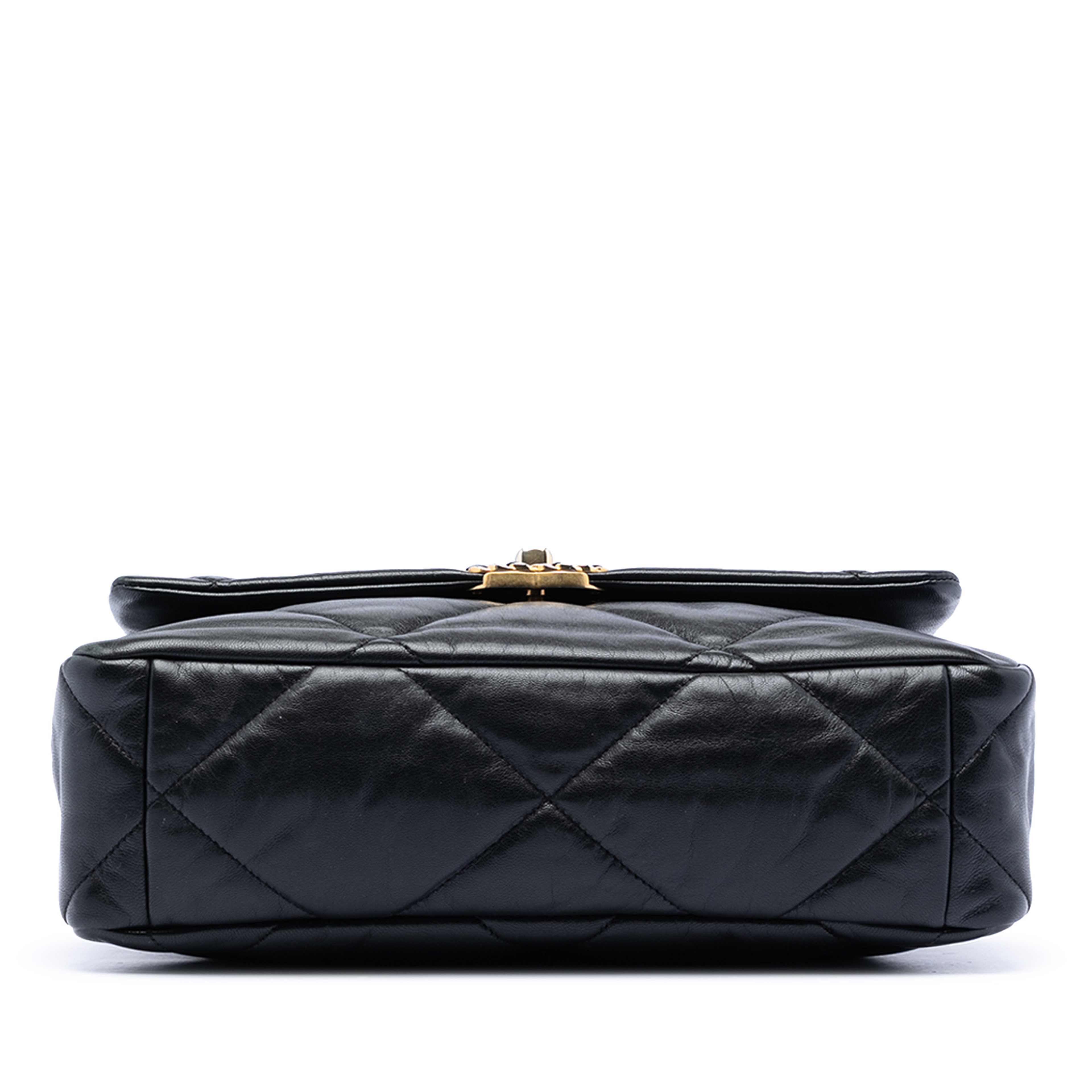 Chanel Large Lambskin 19 Flap, från Luxclusif, i färgen svart. Klicka för att öppna bilden i stort format