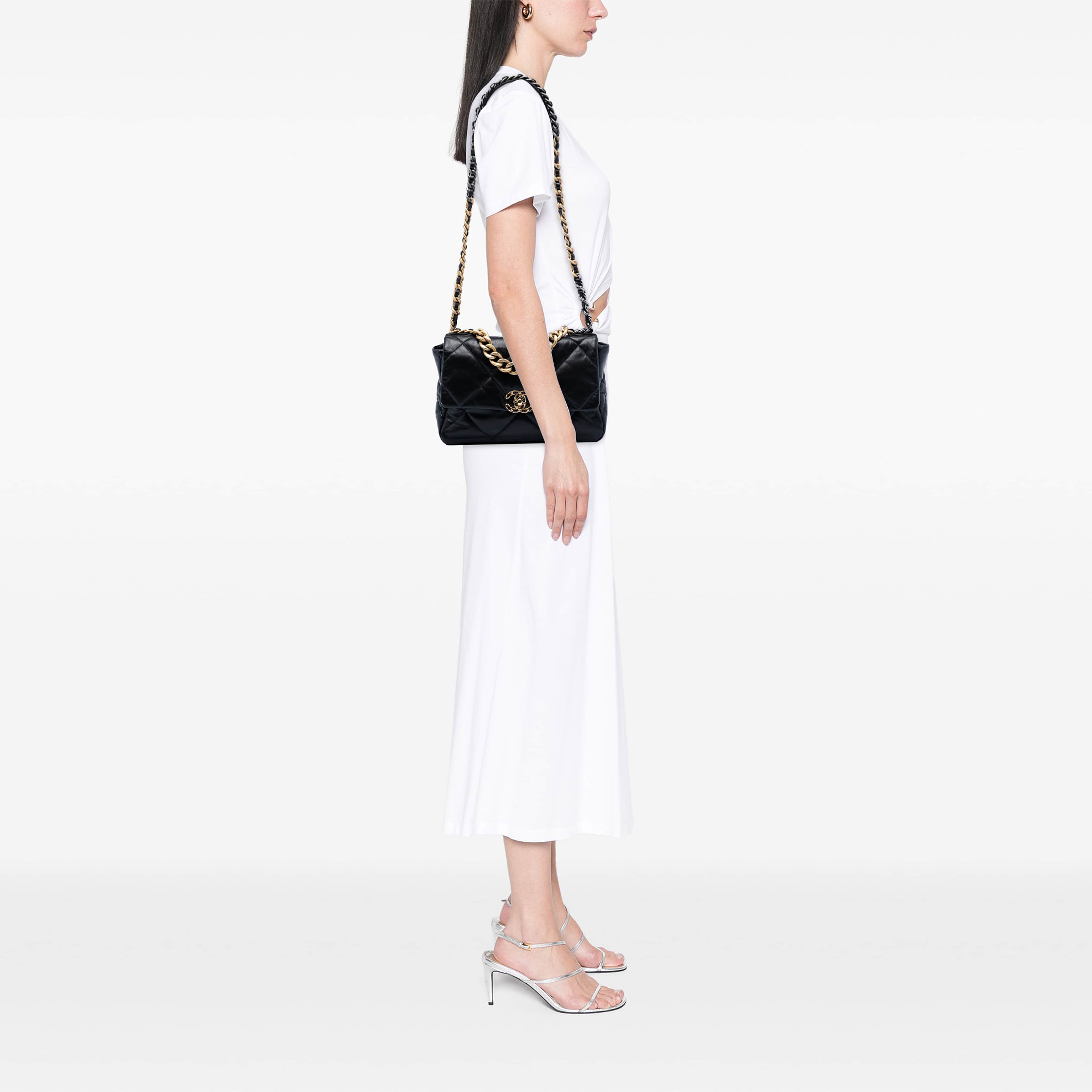 Chanel Large Lambskin 19 Flap, från Luxclusif, i färgen svart. Klicka för att öppna bilden i stort format