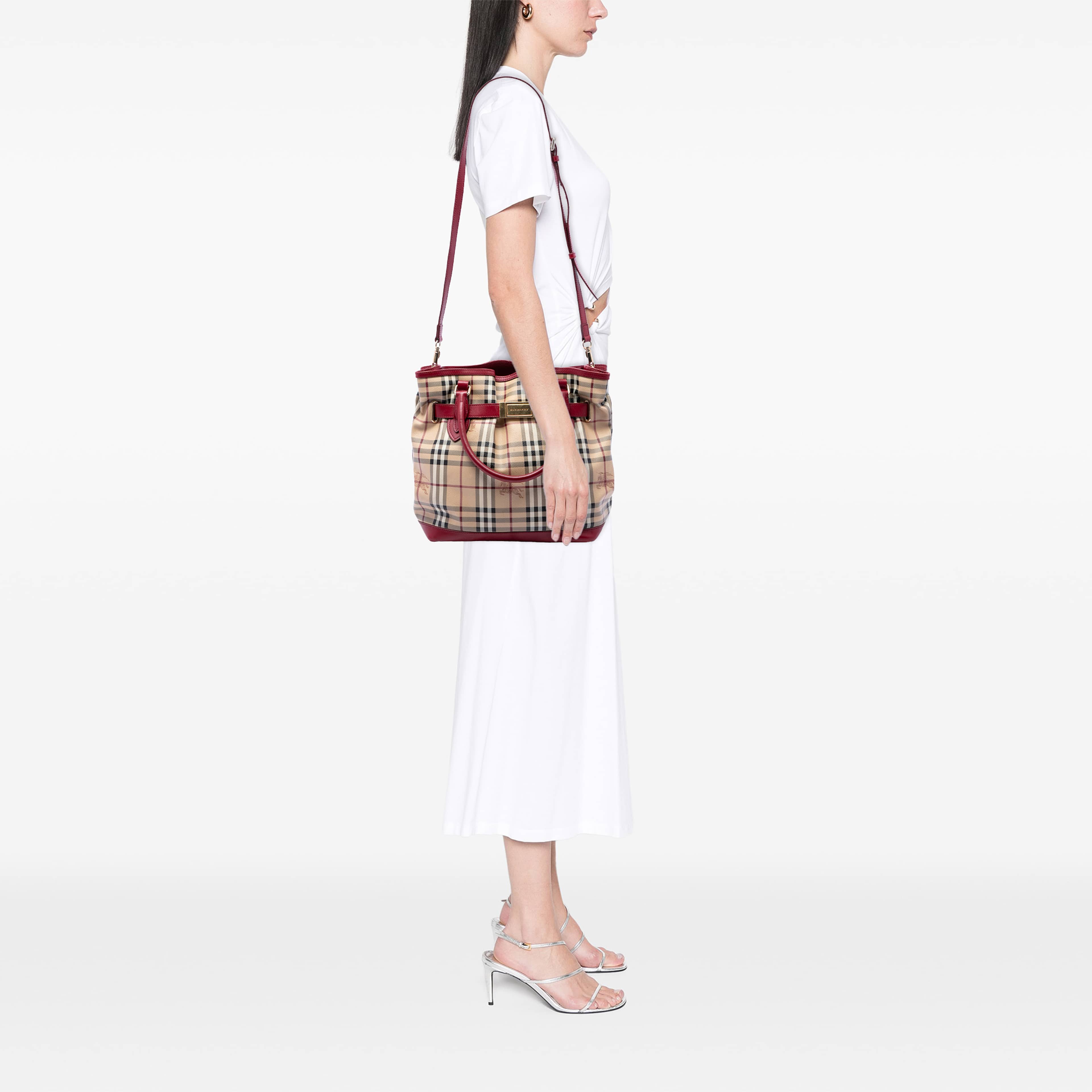 Burberry Haymarket Check Coated Canvas Golderton Satchel, från Luxclusif, i färgen beige. Klicka för att öppna bilden i stort format