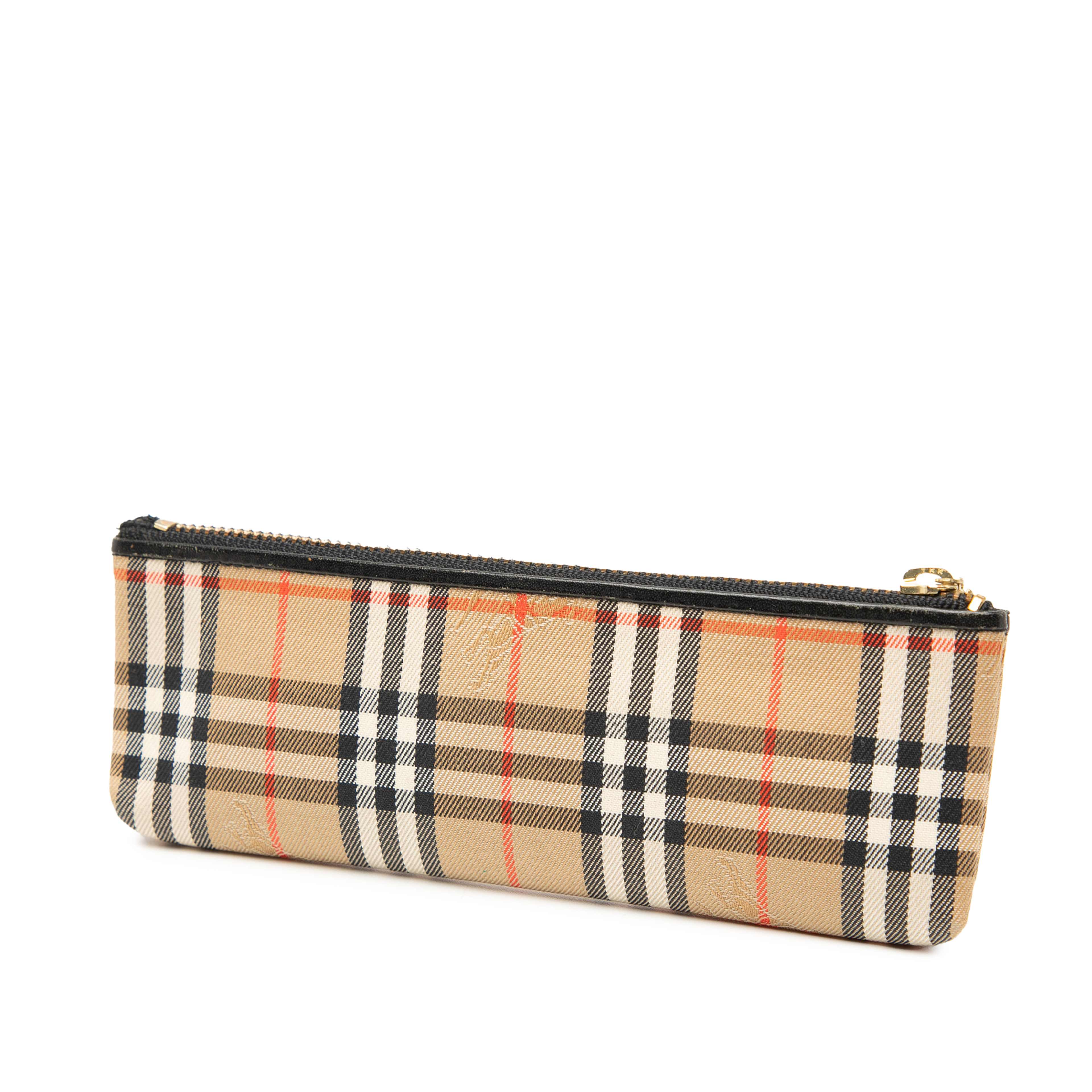 Burberry Haymarket Check Canvas Pencil Case, från Luxclusif, i färgen beige. Klicka för att öppna bilden i stort format