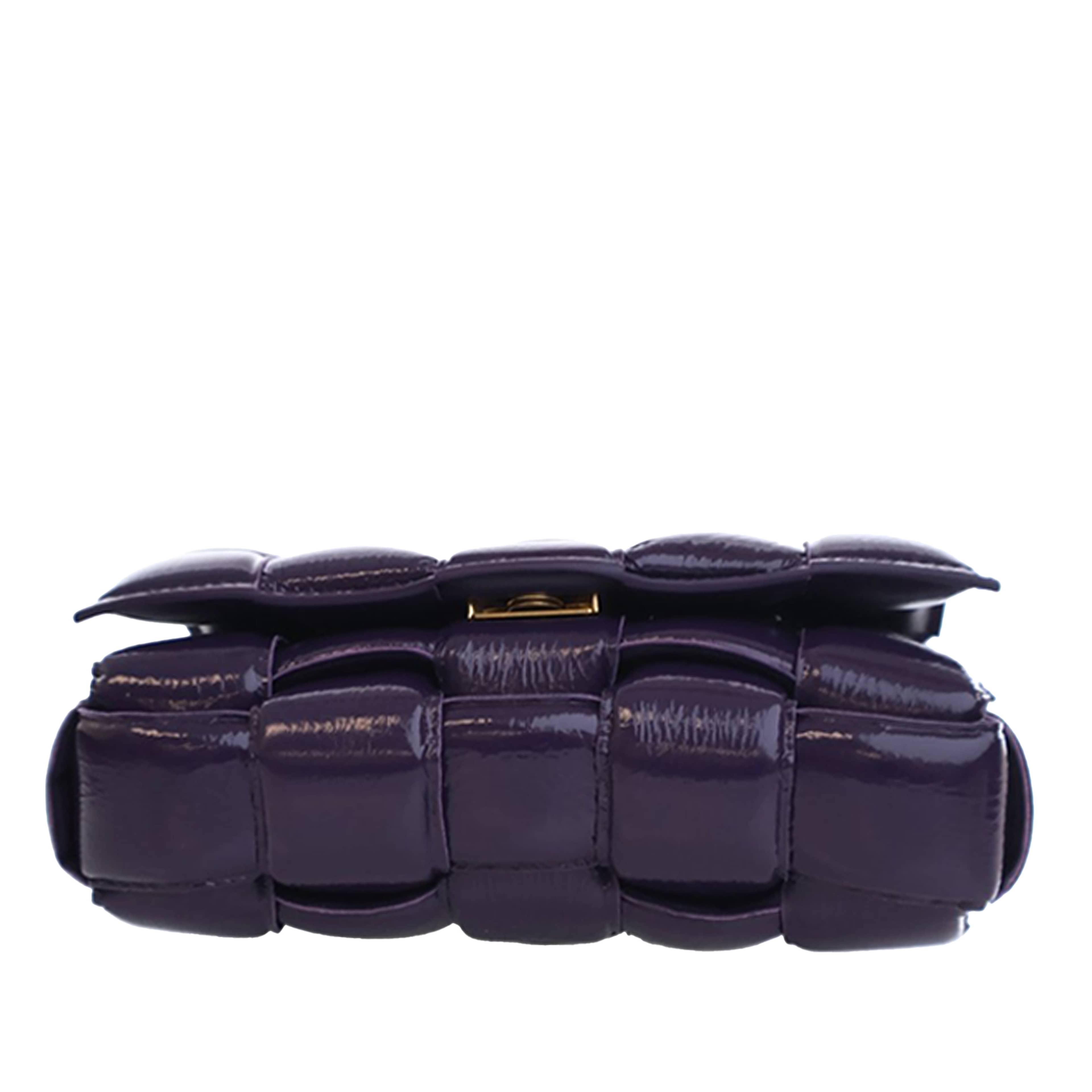 Bottega Veneta Patent Intrecciato Padded Cassette Crossbody, från Luxclusif, i färgen purple. Klicka för att öppna bilden i stort format