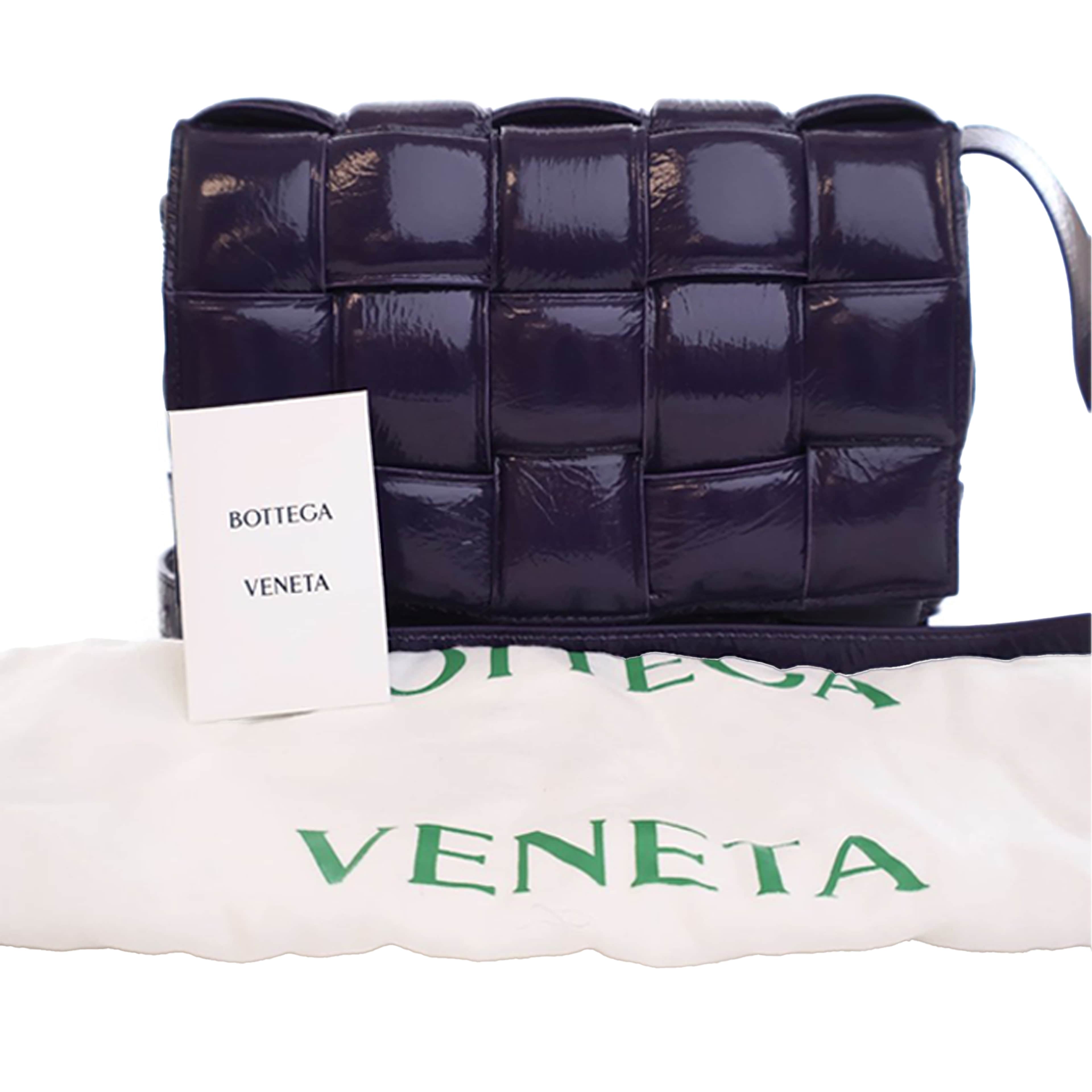 Bottega Veneta Patent Intrecciato Padded Cassette Crossbody, från Luxclusif, i färgen purpur. Klicka för att öppna bilden i stort format