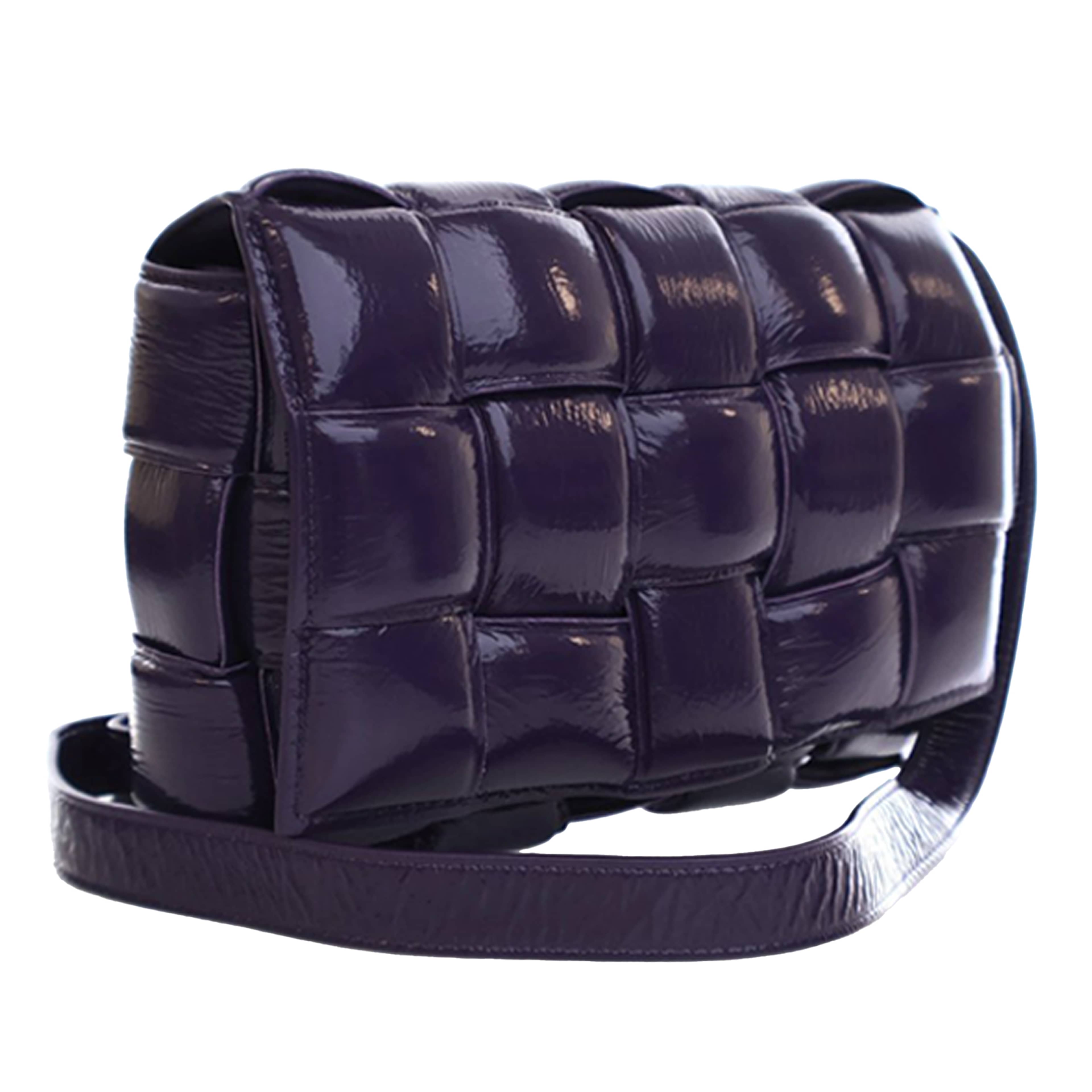 Bottega Veneta Patent Intrecciato Padded Cassette Crossbody, från Luxclusif, i färgen purpur. Klicka för att öppna bilden i stort format