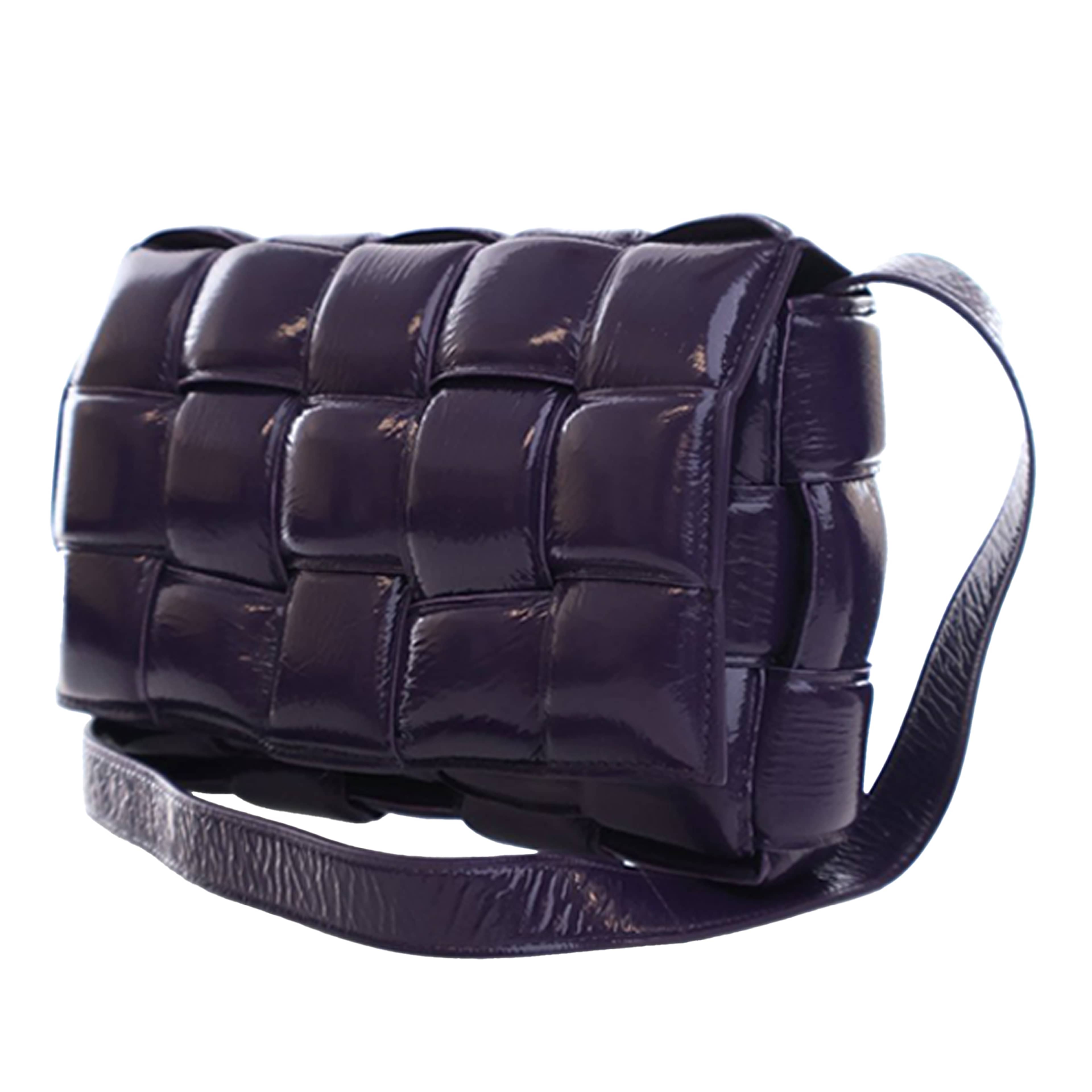 Bottega Veneta Patent Intrecciato Padded Cassette Crossbody, från Luxclusif, i färgen purple. Klicka för att öppna bilden i stort format