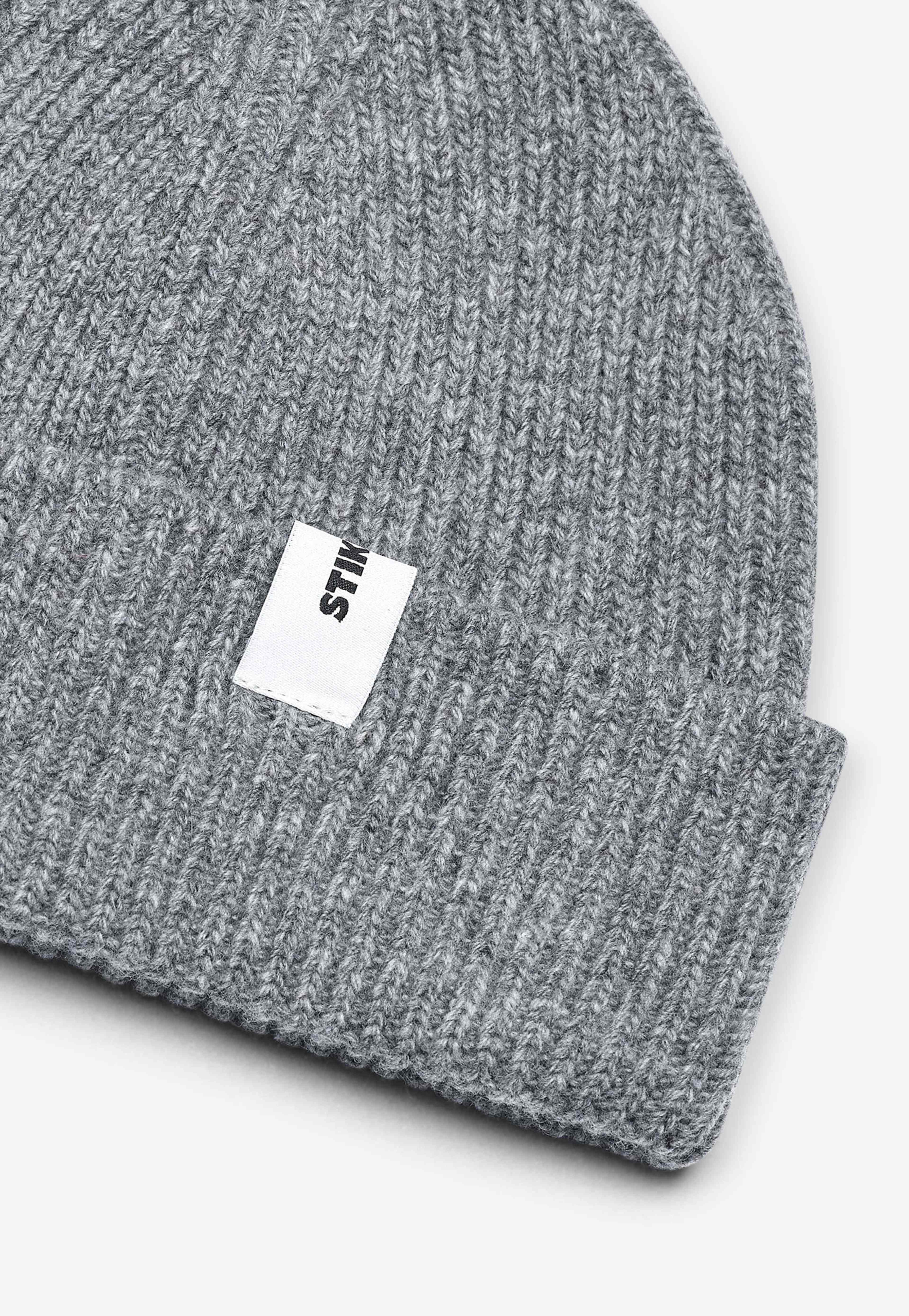 Beanie 02 Merino Regular Fit, från Stiksen, i färgen light grey. Klicka för att öppna bilden i stort format