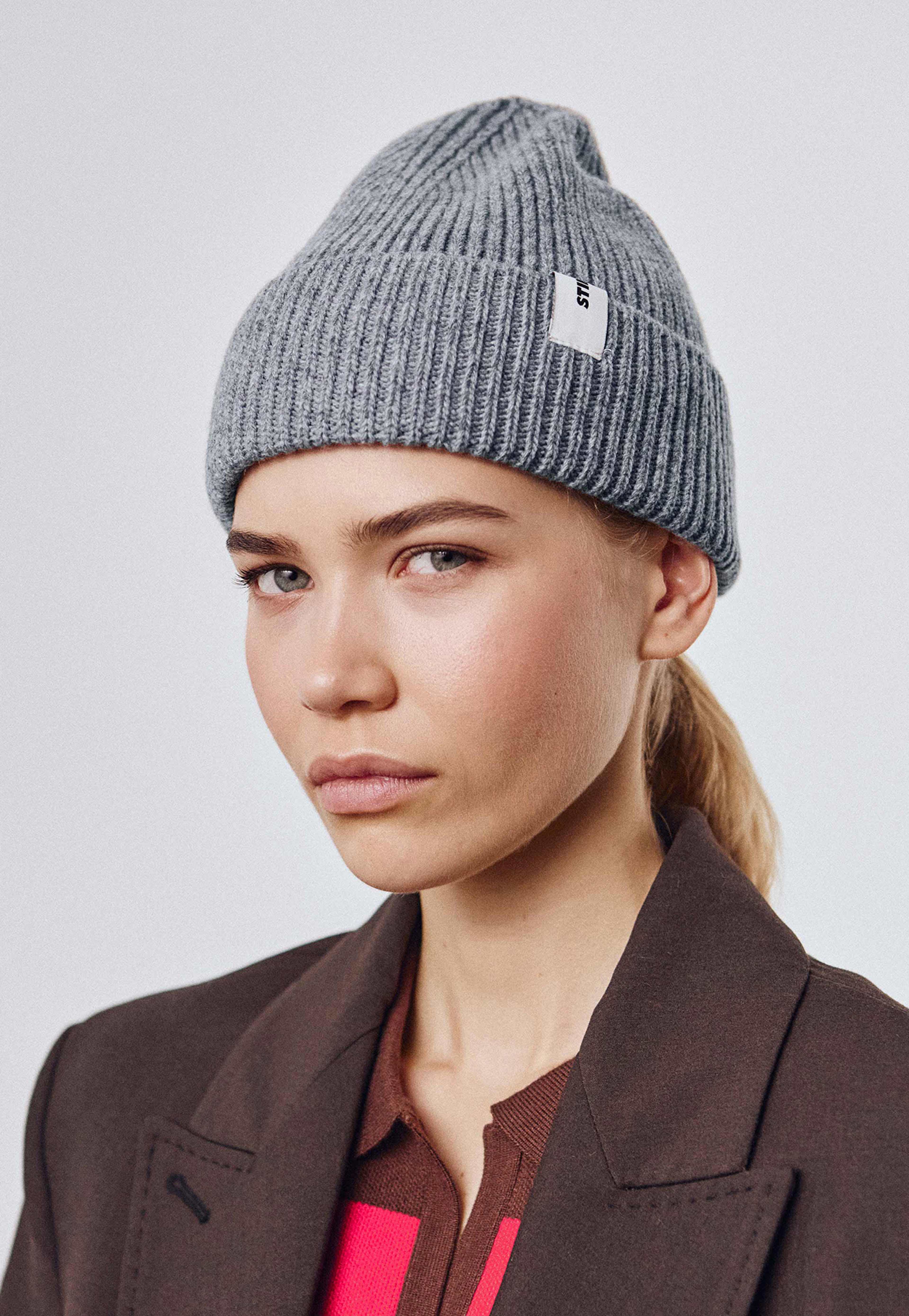 Beanie 02 Merino Regular Fit, från Stiksen, i färgen light grey. Klicka för att öppna bilden i stort format