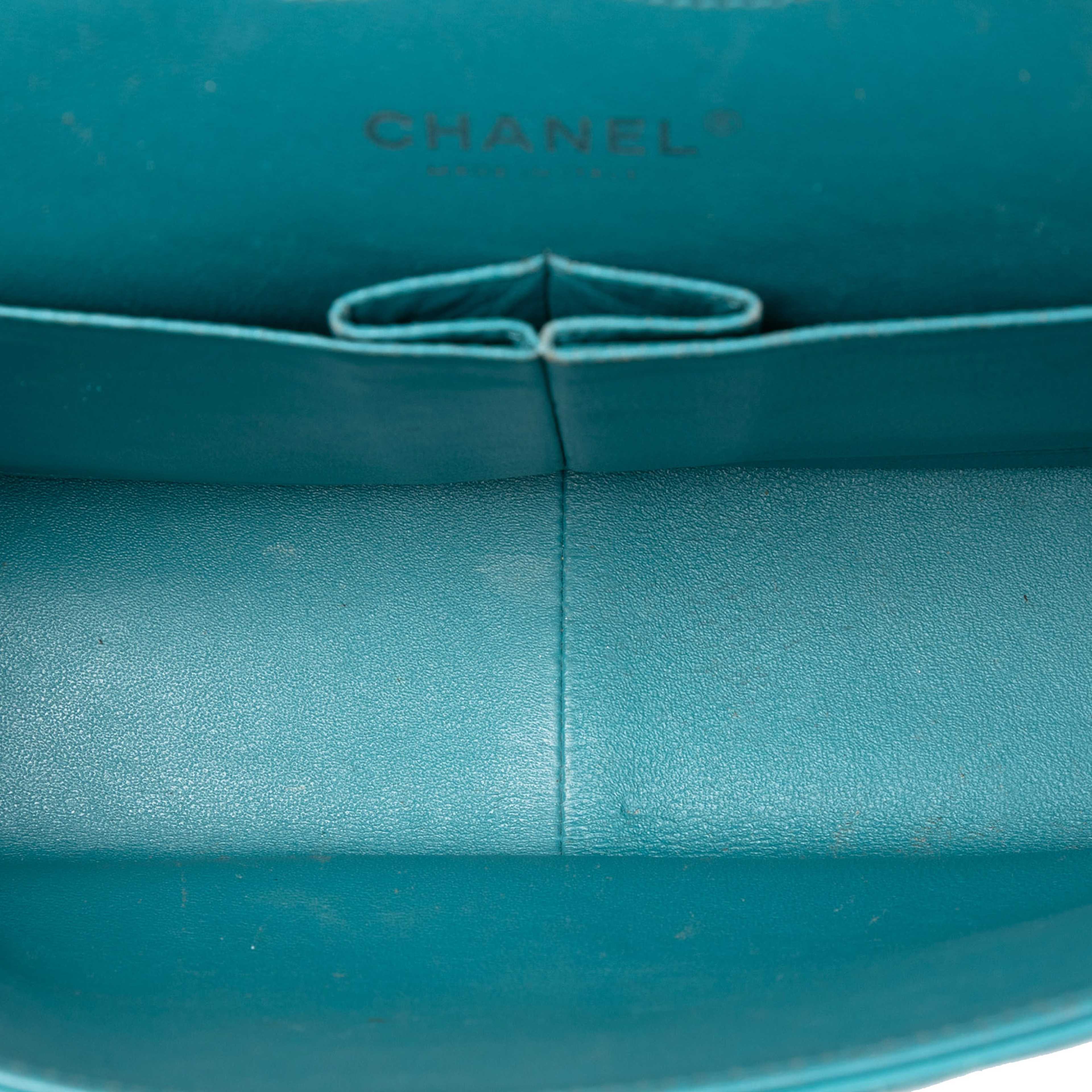 Chanel Jumbo Classic Lambskin Double Flap, från Luxclusif, i färgen aqua. Klicka för att öppna bilden i stort format