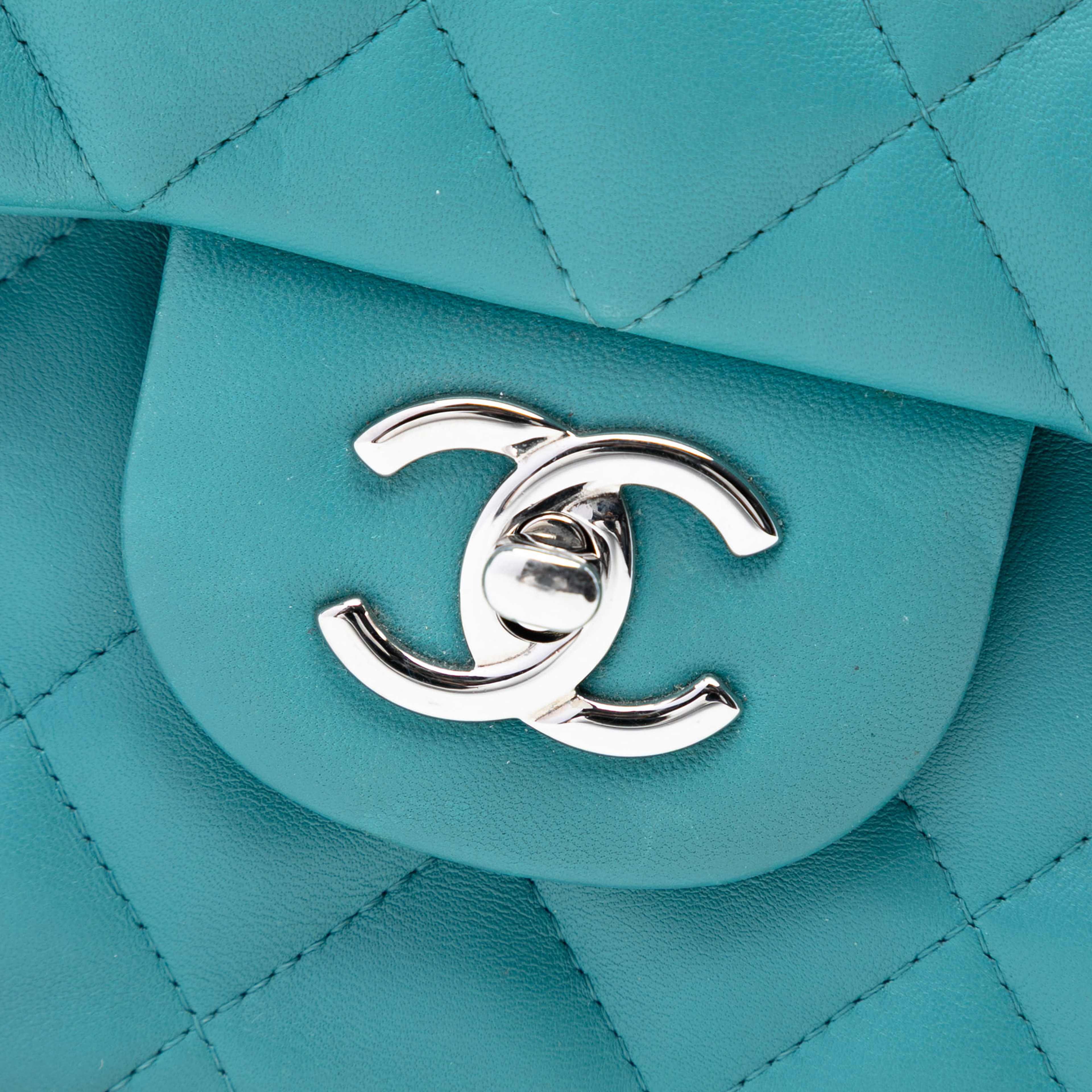 Chanel Jumbo Classic Lambskin Double Flap, från Luxclusif, i färgen aqua. Klicka för att öppna bilden i stort format