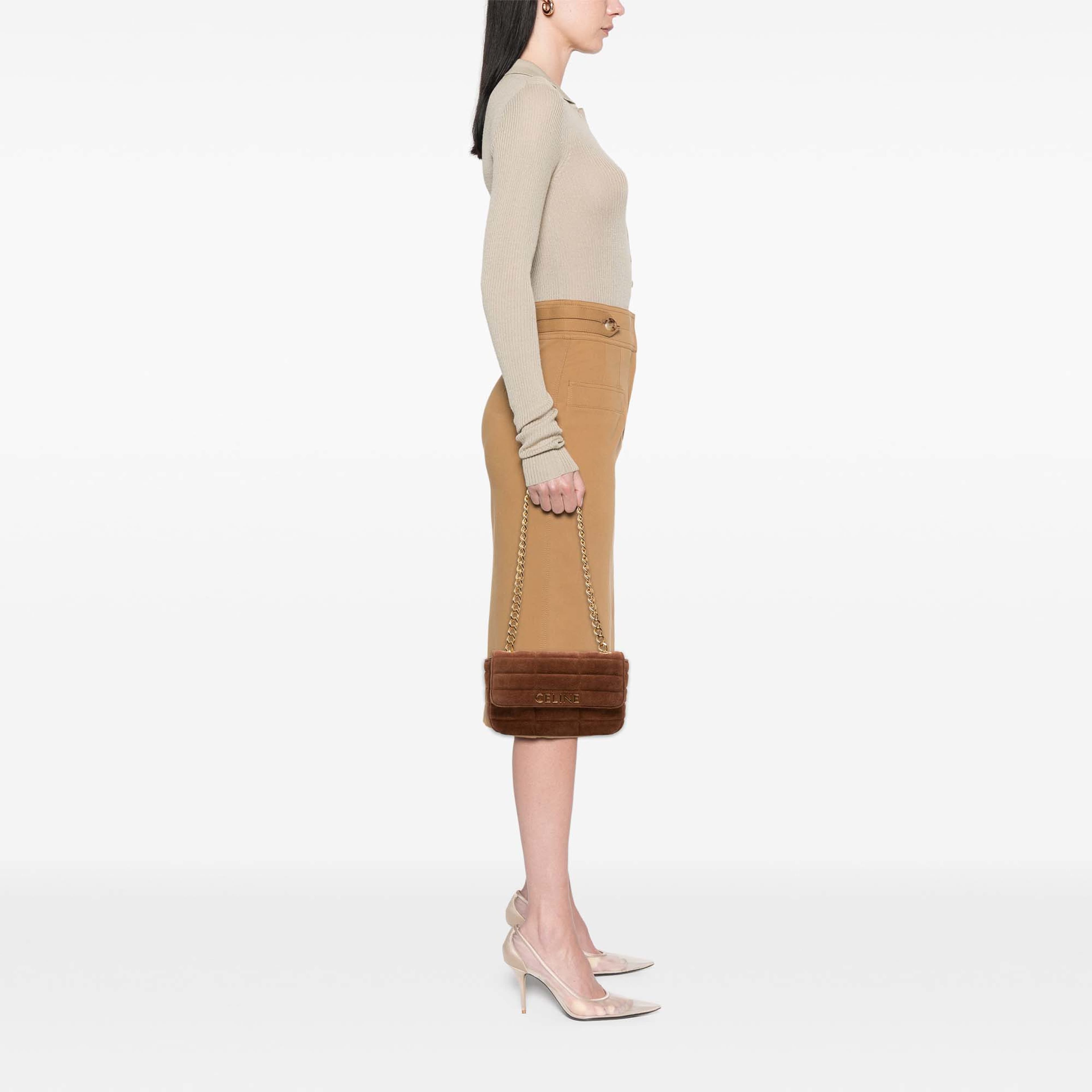 Celine Suede Monochrome Shoulder Bag, från Luxclusif, i färgen brun. Klicka för att öppna bilden i stort format