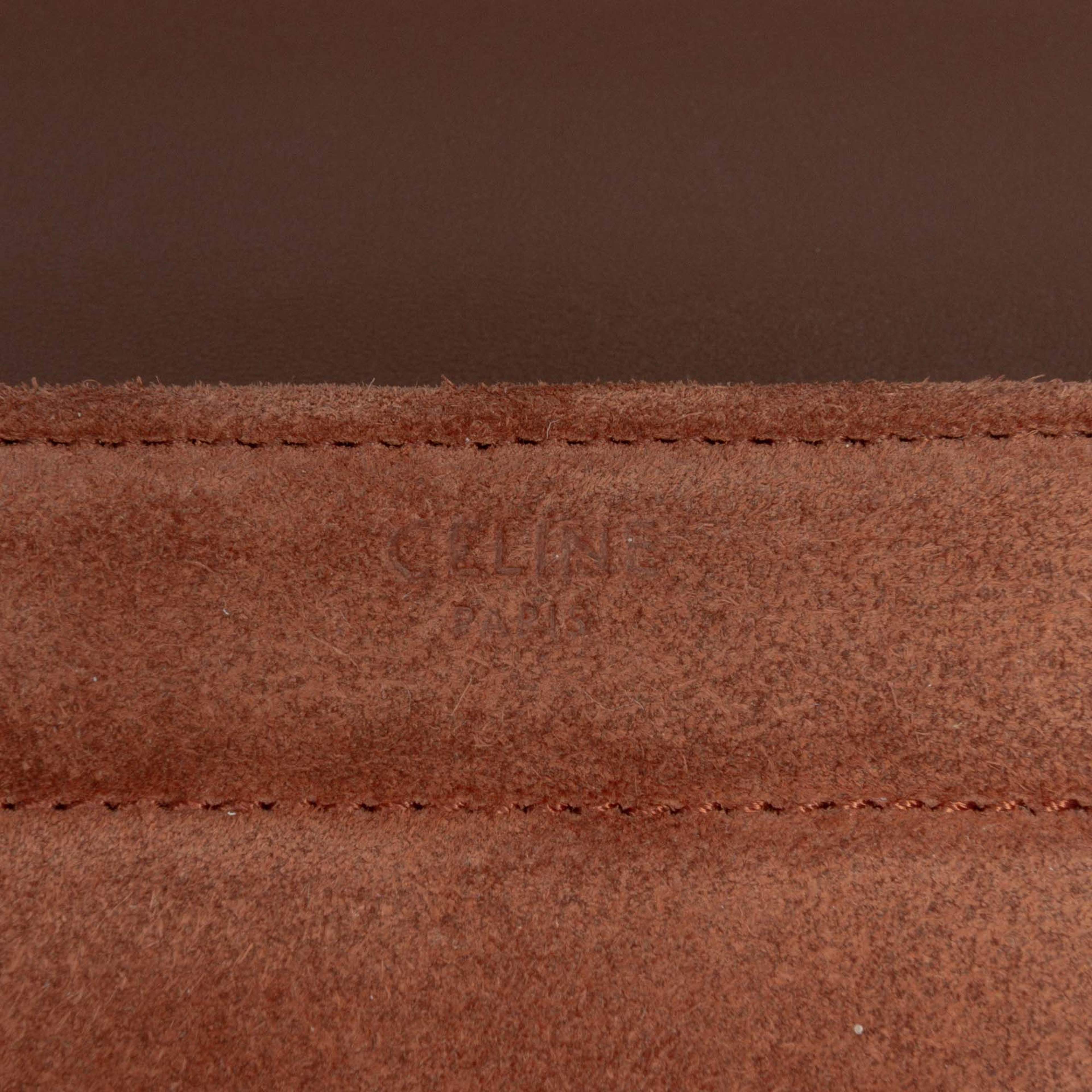 Celine Suede Monochrome Shoulder Bag, från Luxclusif, i färgen brown. Klicka för att öppna bilden i stort format