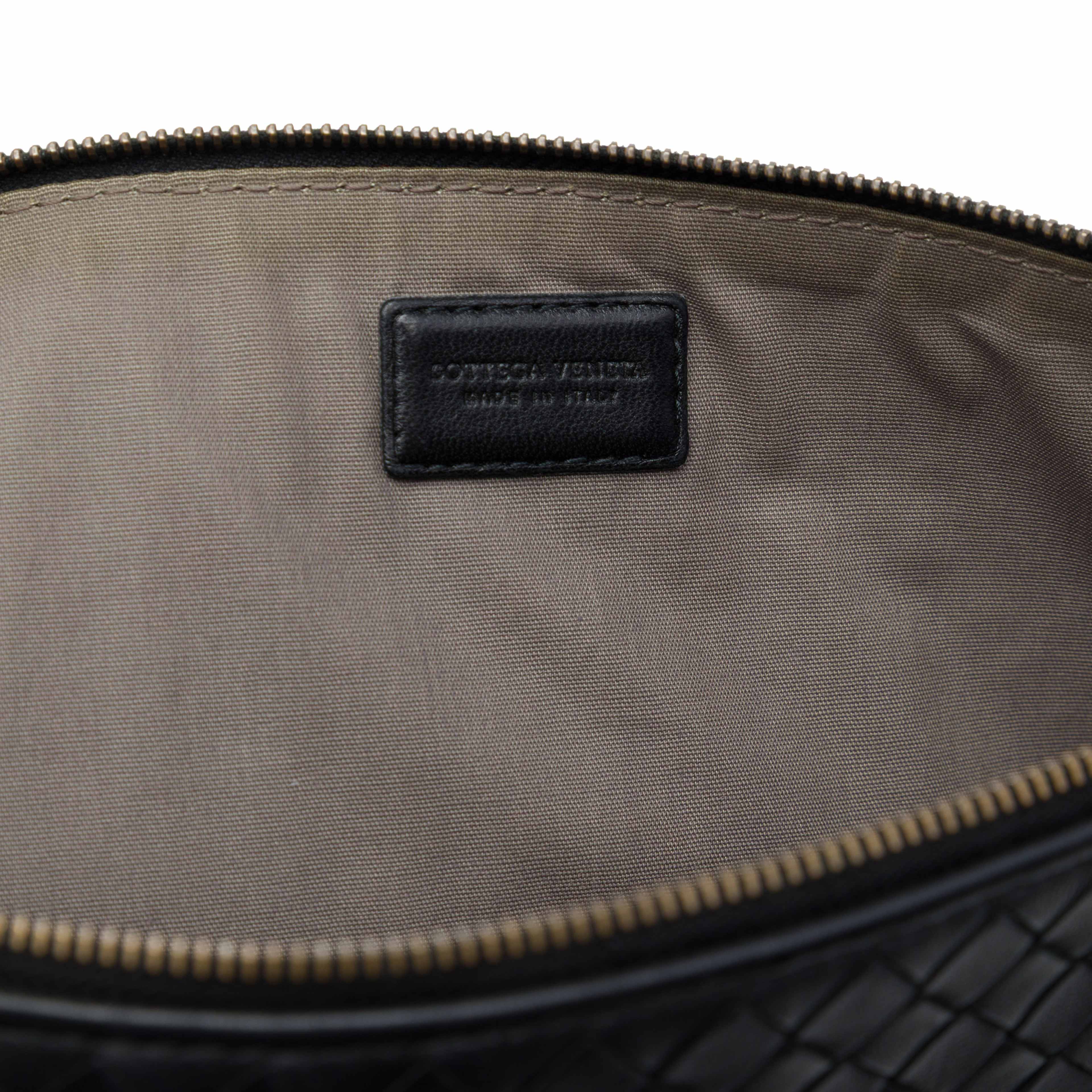 Bottega Veneta Nappa Intrecciato Clutch, från Luxclusif, i färgen svart. Klicka för att öppna bilden i stort format
