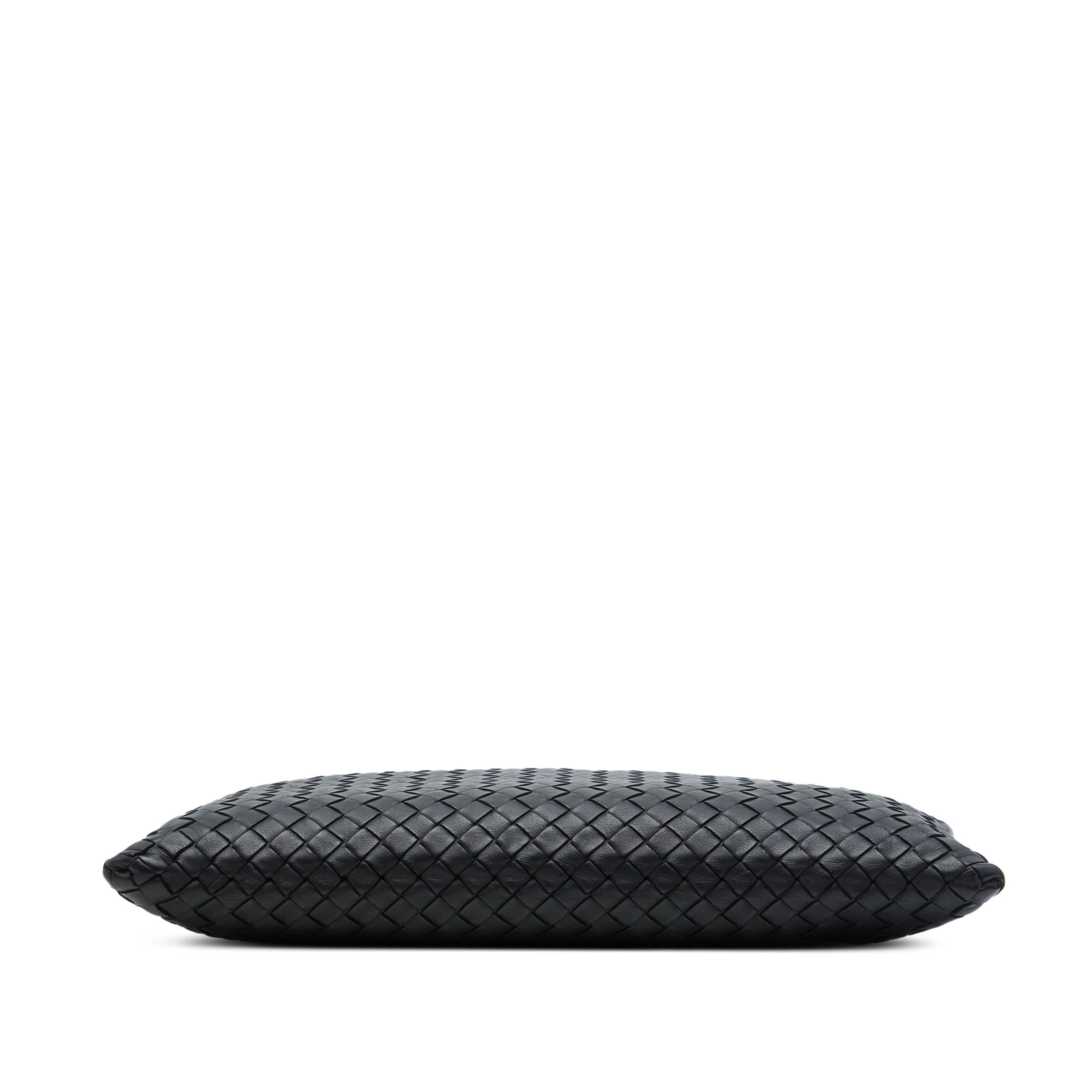 Bottega Veneta Nappa Intrecciato Clutch, från Luxclusif, i färgen svart. Klicka för att öppna bilden i stort format