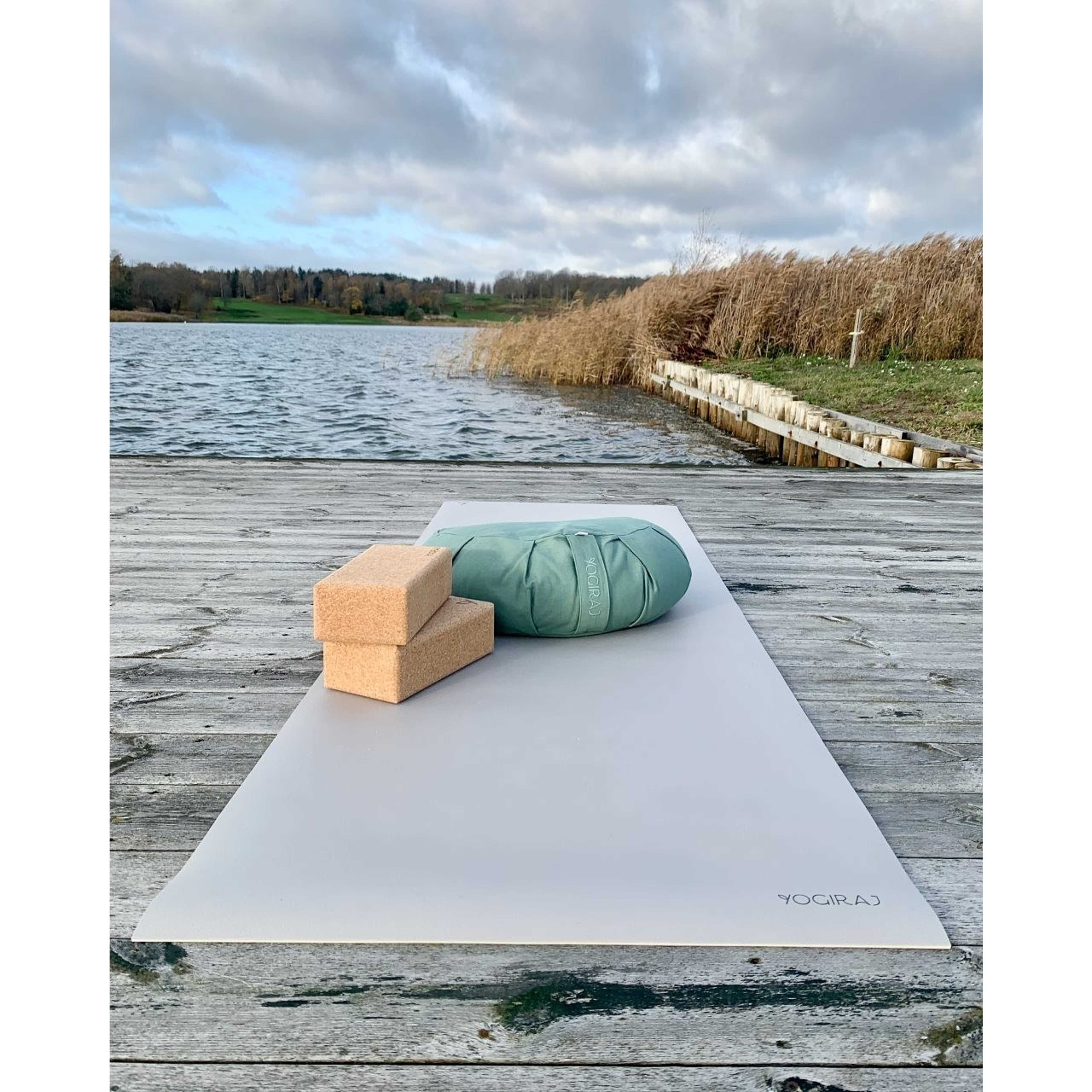 Yogamatta Natural Practice Mat 4 Mm, från Yogiraj, i färgen misty greige. Klicka för att öppna bilden i stort format