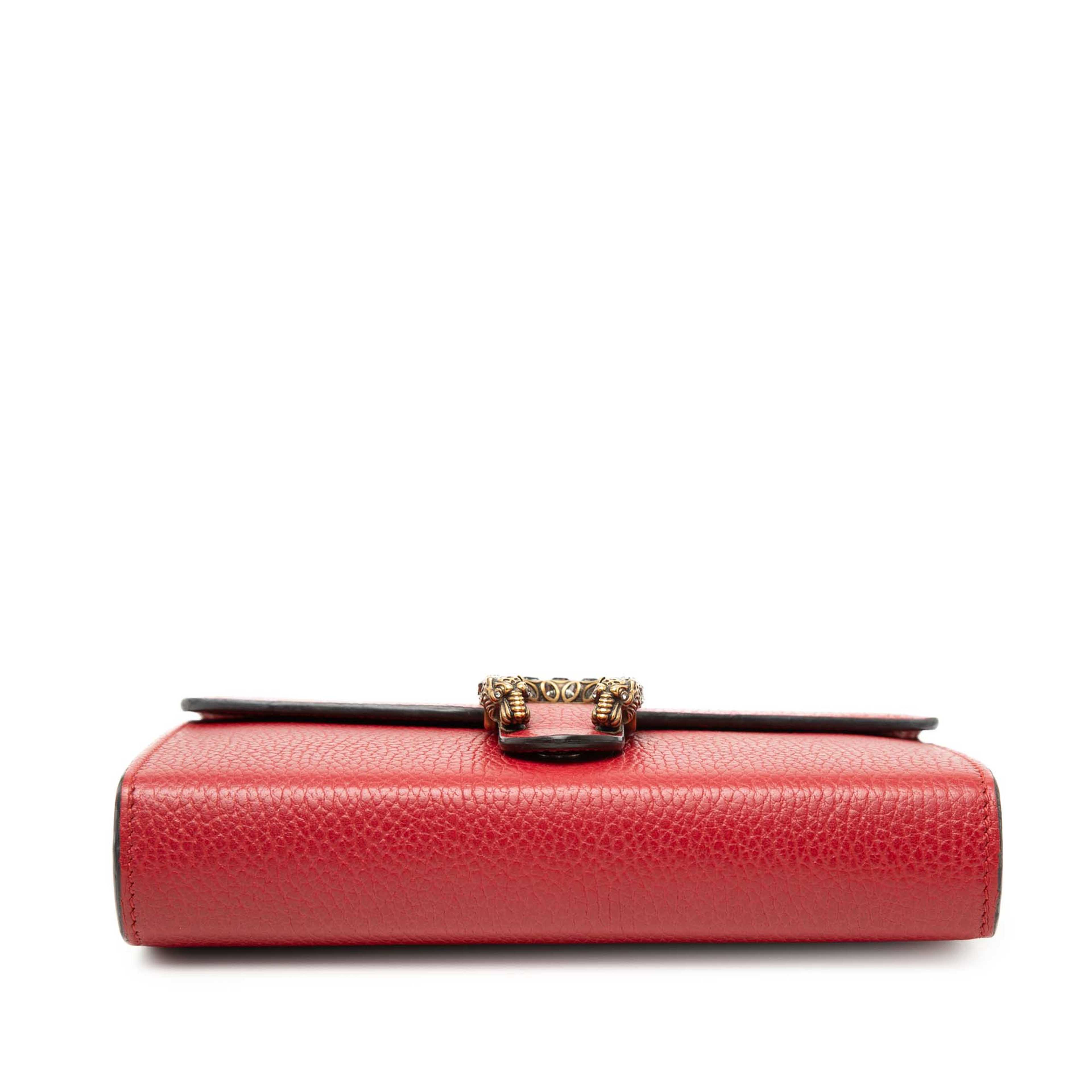 Gucci Calfskin Dionysus Wallet On Chain, från Luxclusif, i färgen röd. Klicka för att öppna bilden i stort format