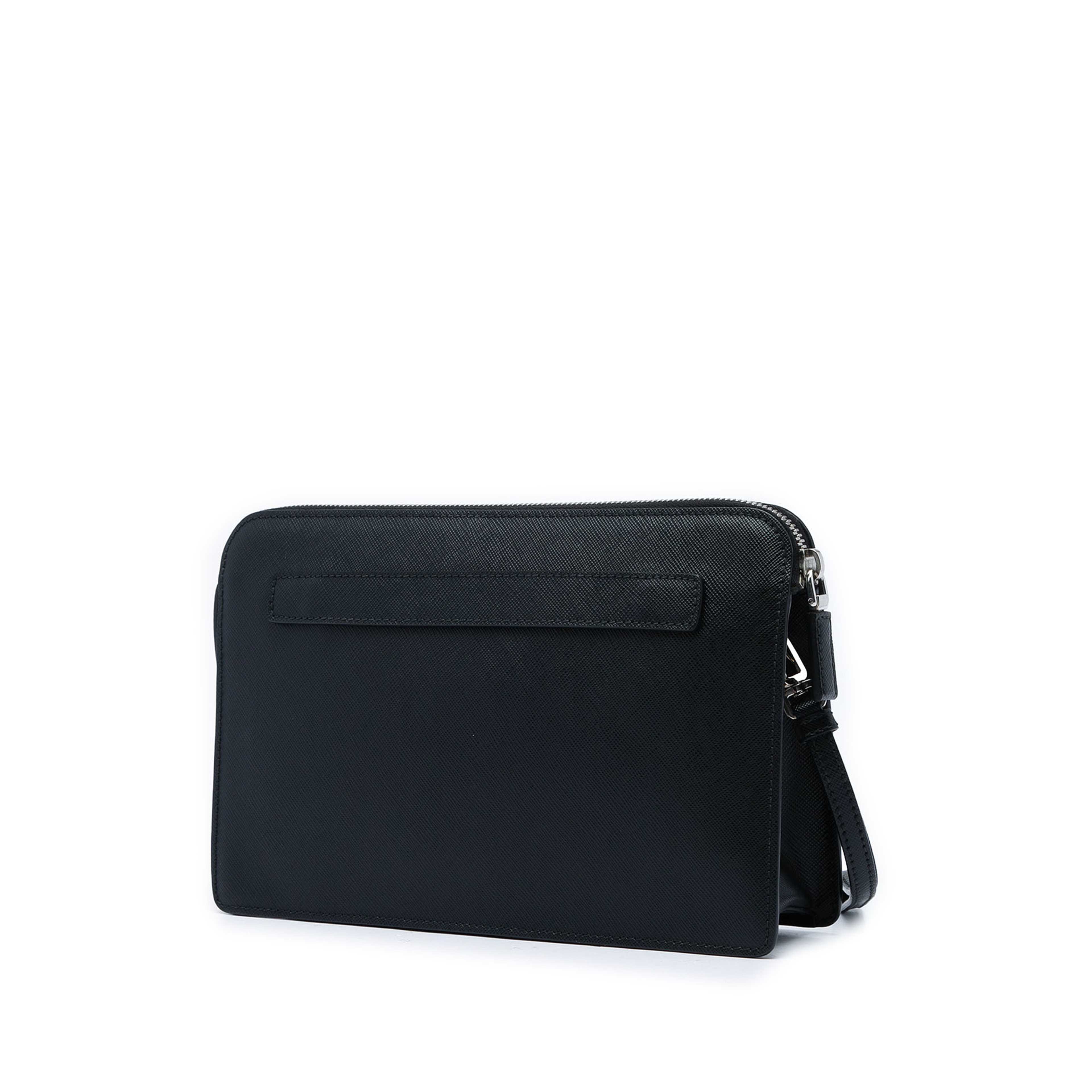 Prada Saffiano Clutch, från Luxclusif, i färgen svart. Klicka för att öppna bilden i stort format