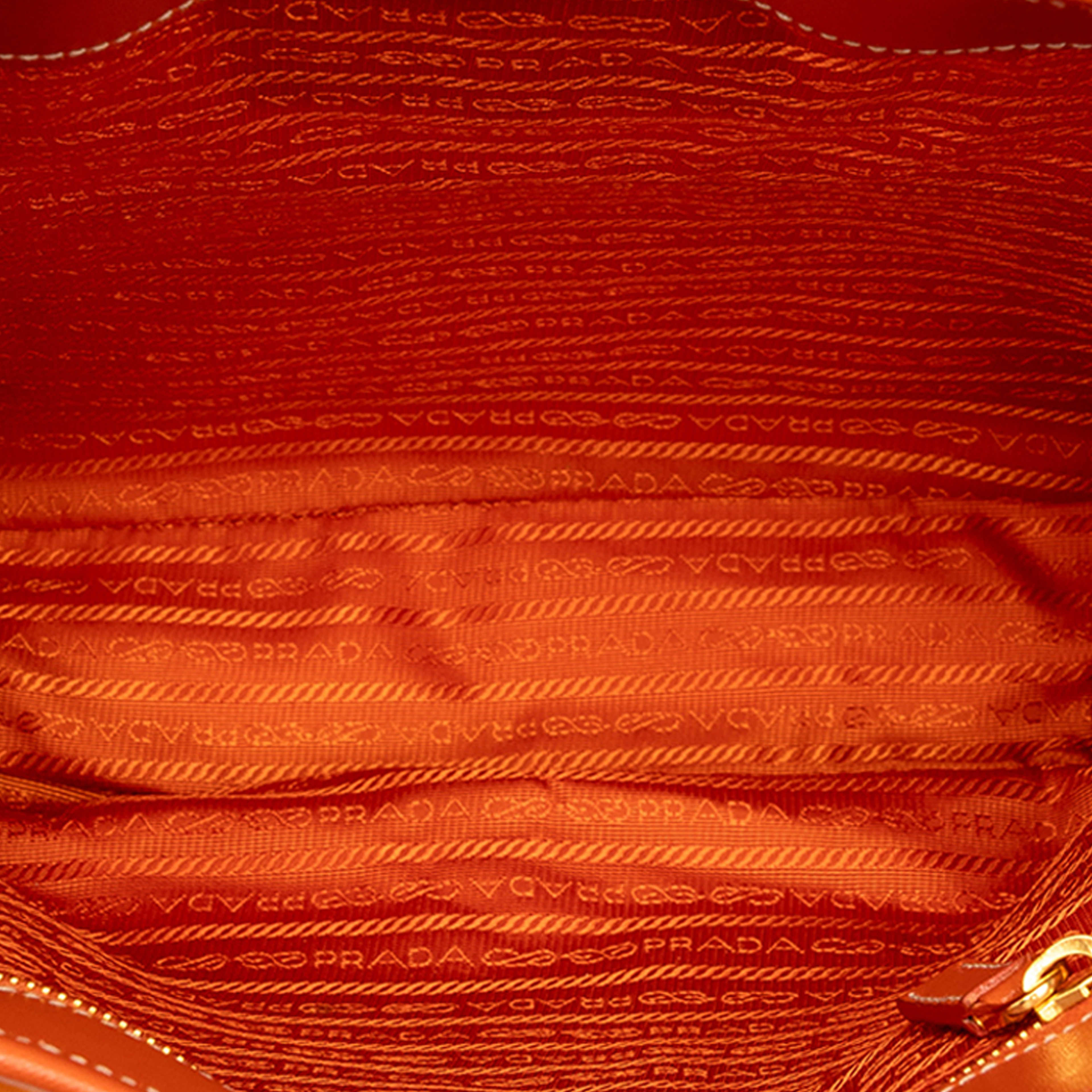 Prada Saffiano Trimmed Tessuto Logo Oro Satchel, från Luxclusif, i färgen orange. Klicka för att öppna bilden i stort format