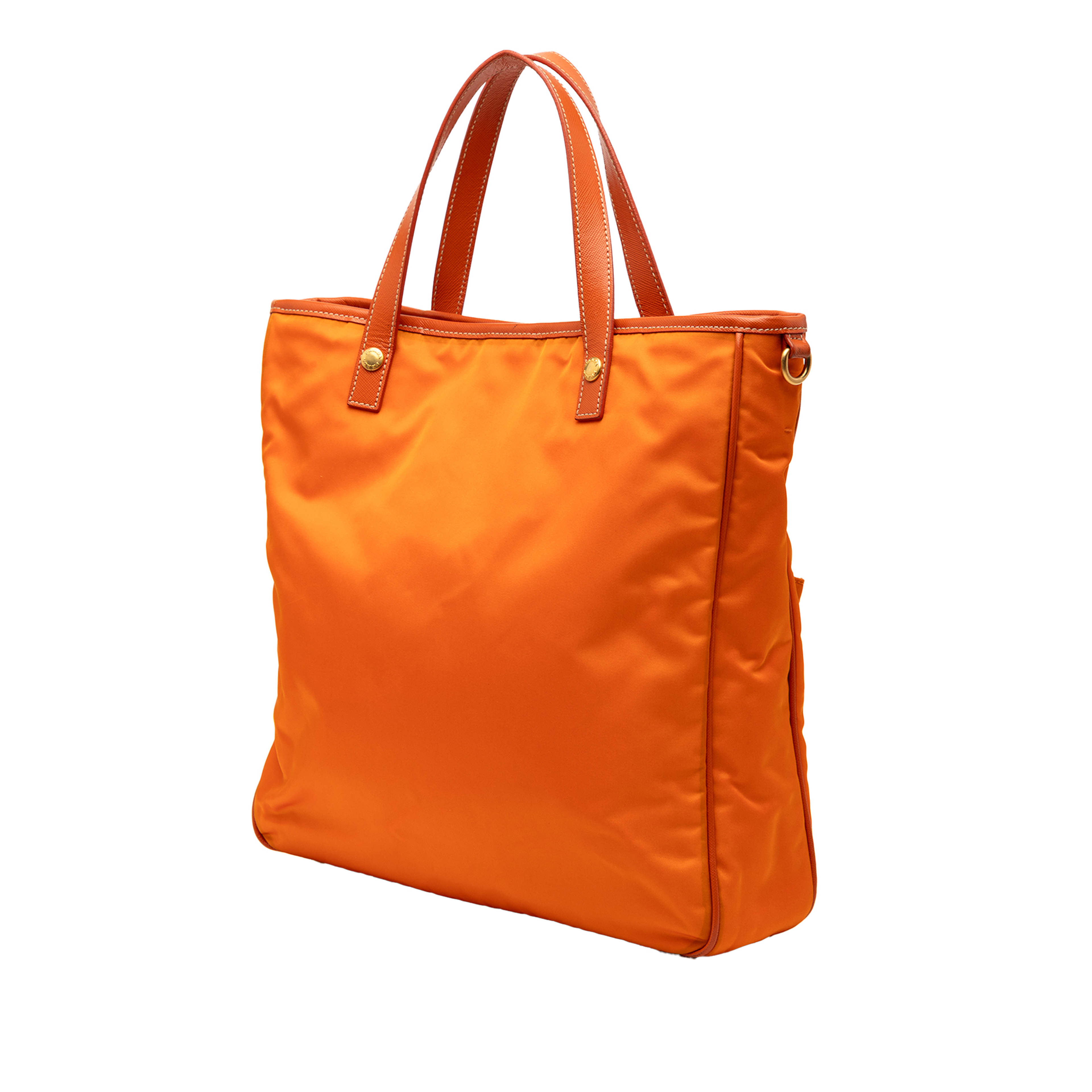 Prada Saffiano Trimmed Tessuto Logo Oro Satchel, från Luxclusif, i färgen orange. Klicka för att öppna bilden i stort format