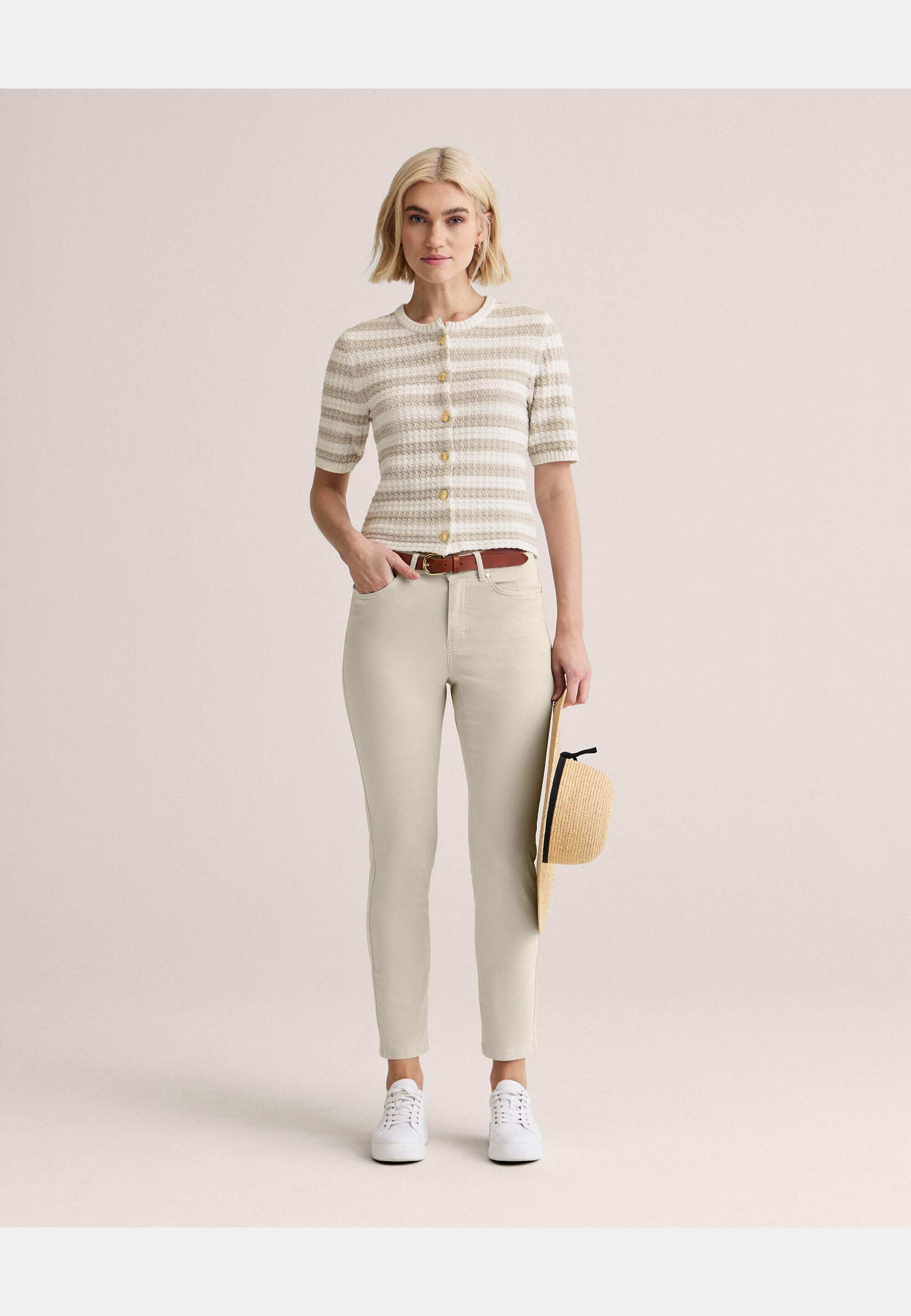 Nora Twill Trousers, från Newhouse, i färgen american khaki. Klicka för att öppna bilden i stort format