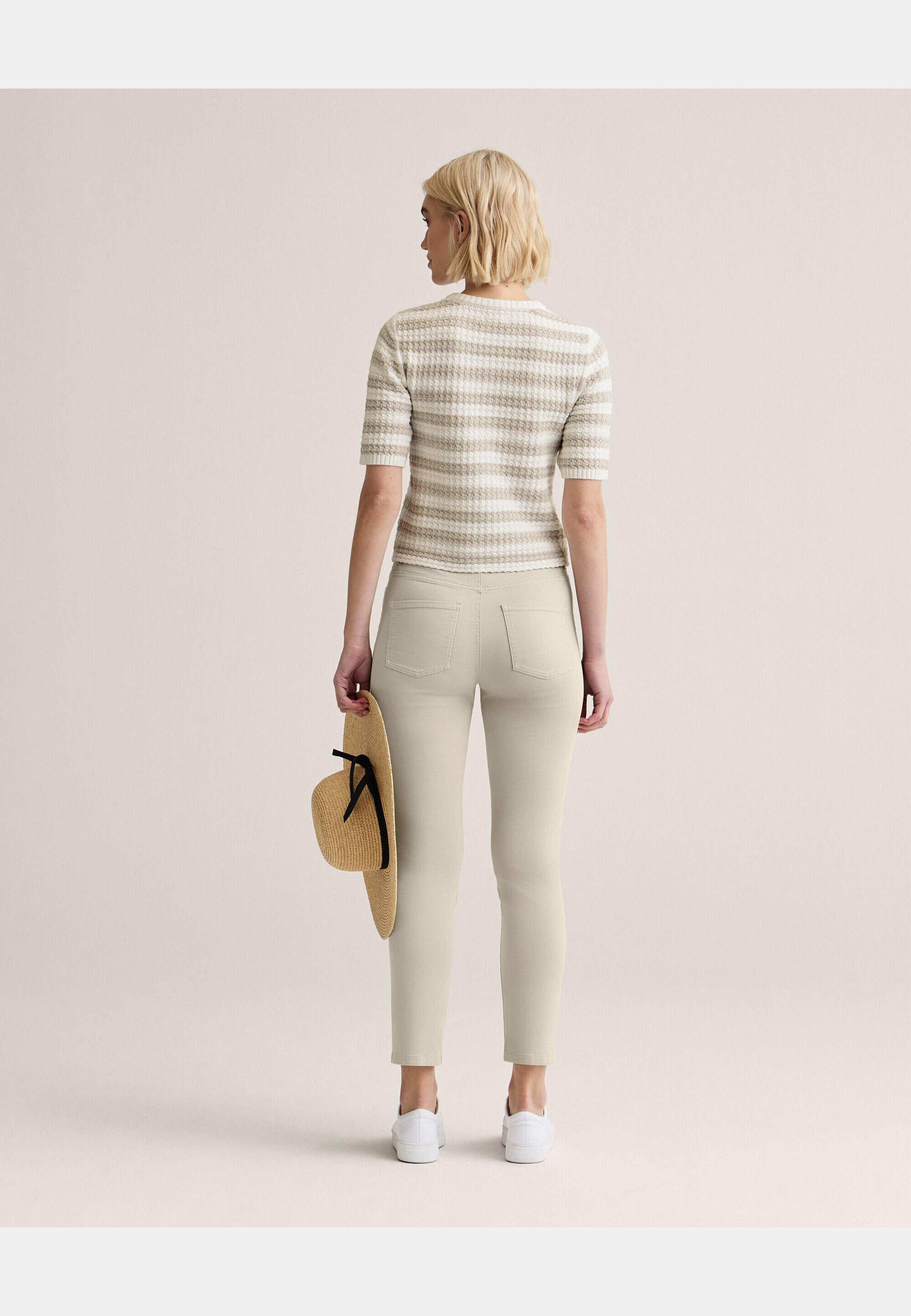 Nora Twill Trousers, från Newhouse, i färgen american khaki. Klicka för att öppna bilden i stort format