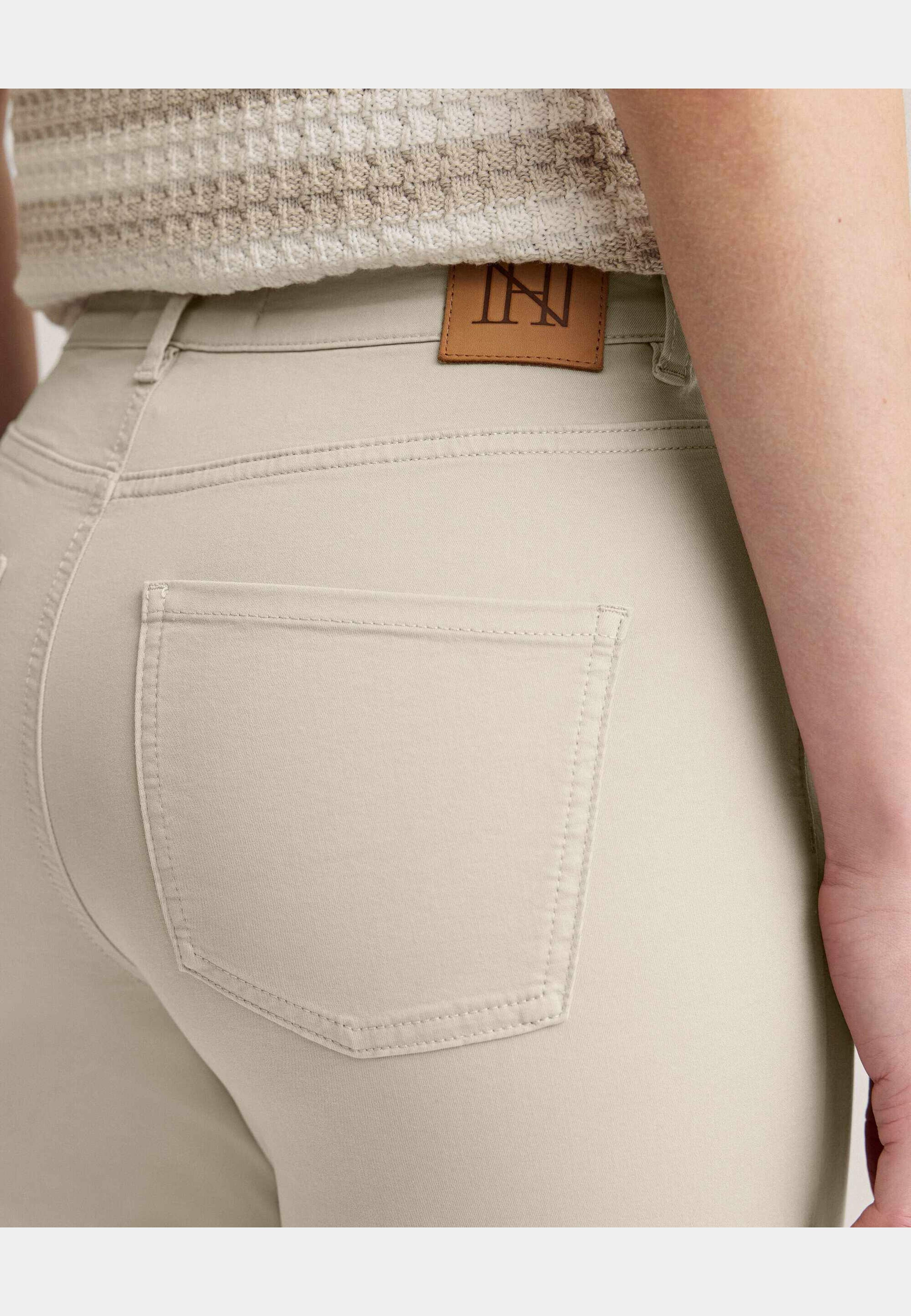 Nora Twill Trousers, från Newhouse, i färgen american khaki. Klicka för att öppna bilden i stort format