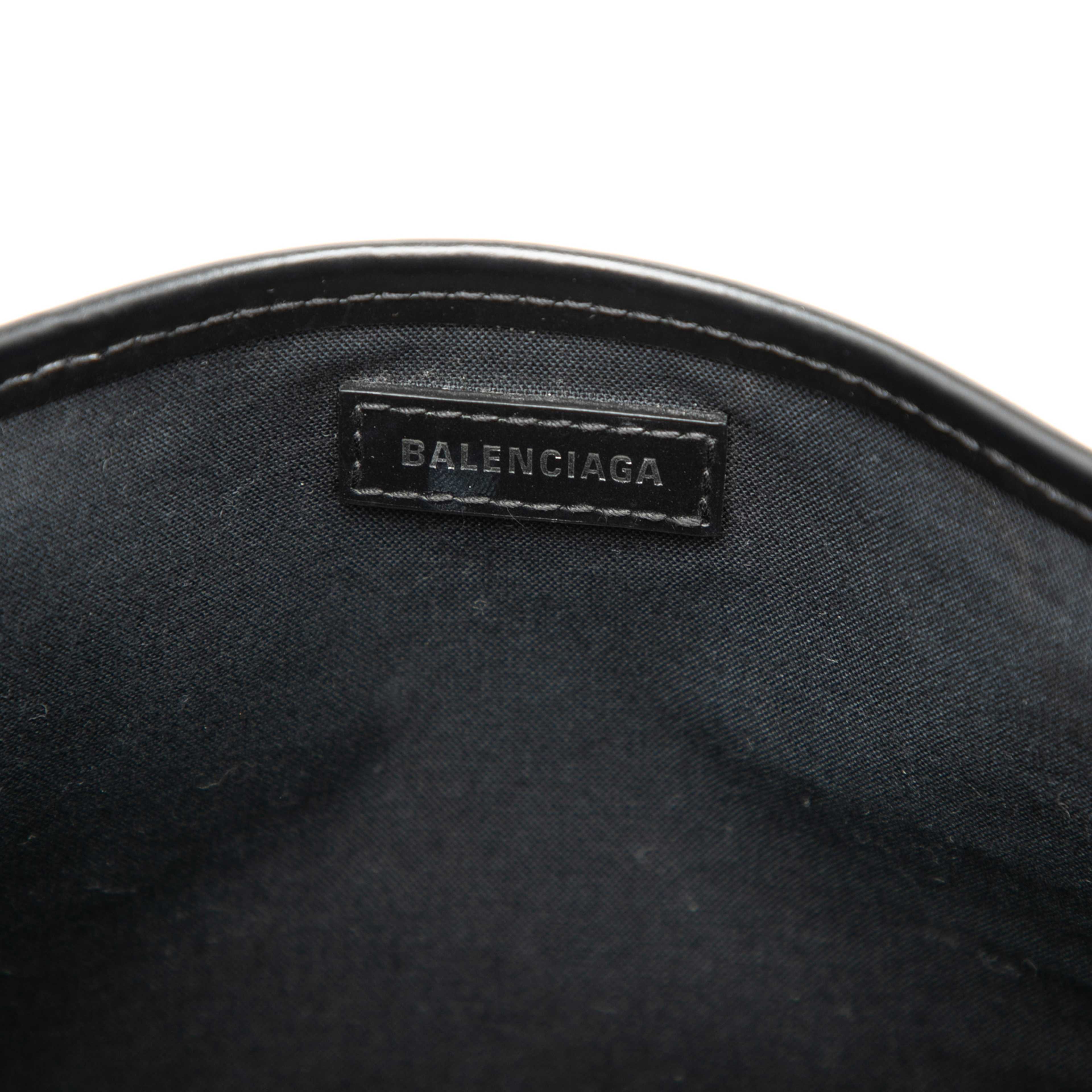 Balenciaga Canvas Navy Cabas Xs, från Luxclusif, i färgen white. Klicka för att öppna bilden i stort format