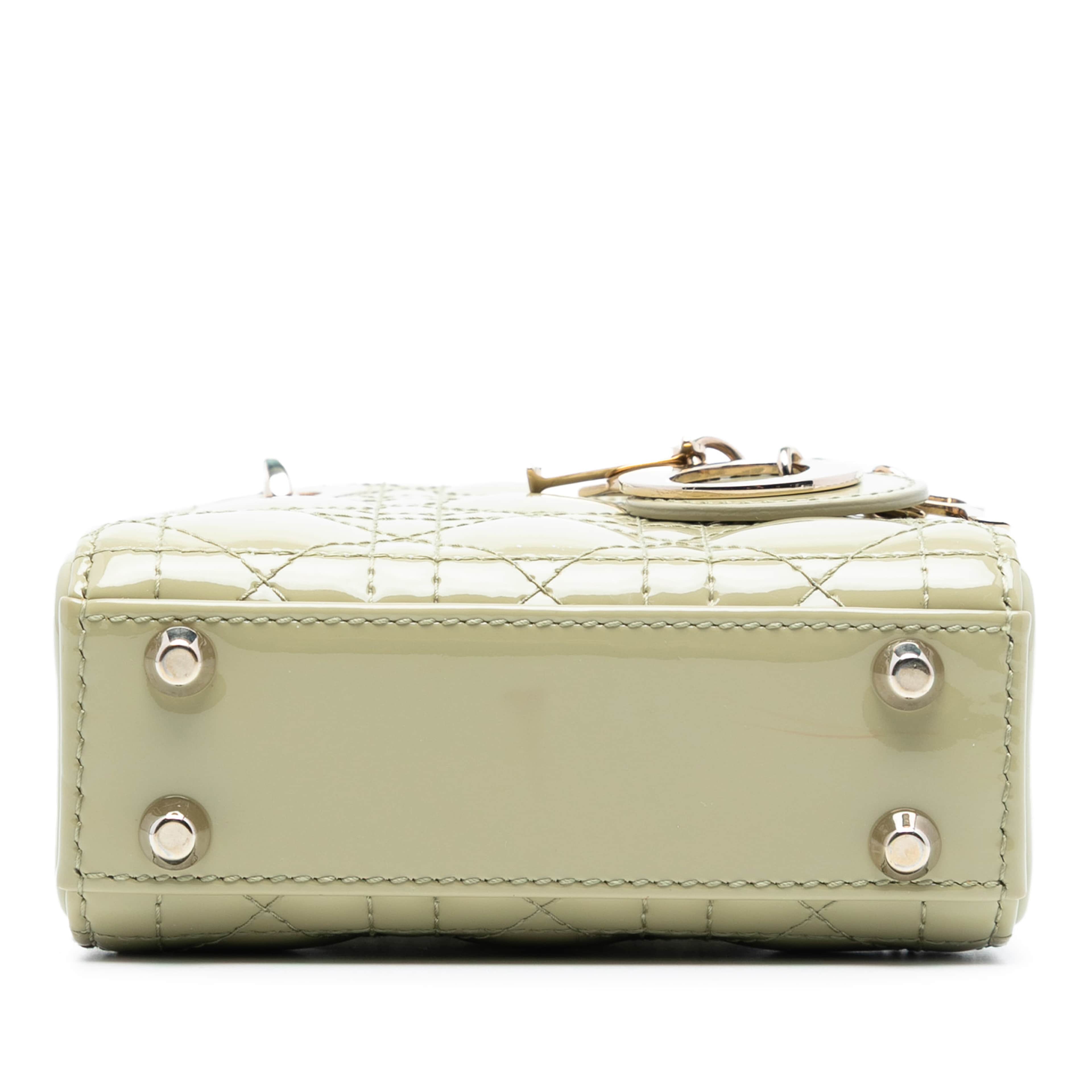 Dior Micro Patent Cannage Lady Dior, från Luxclusif, i färgen mint. Klicka för att öppna bilden i stort format