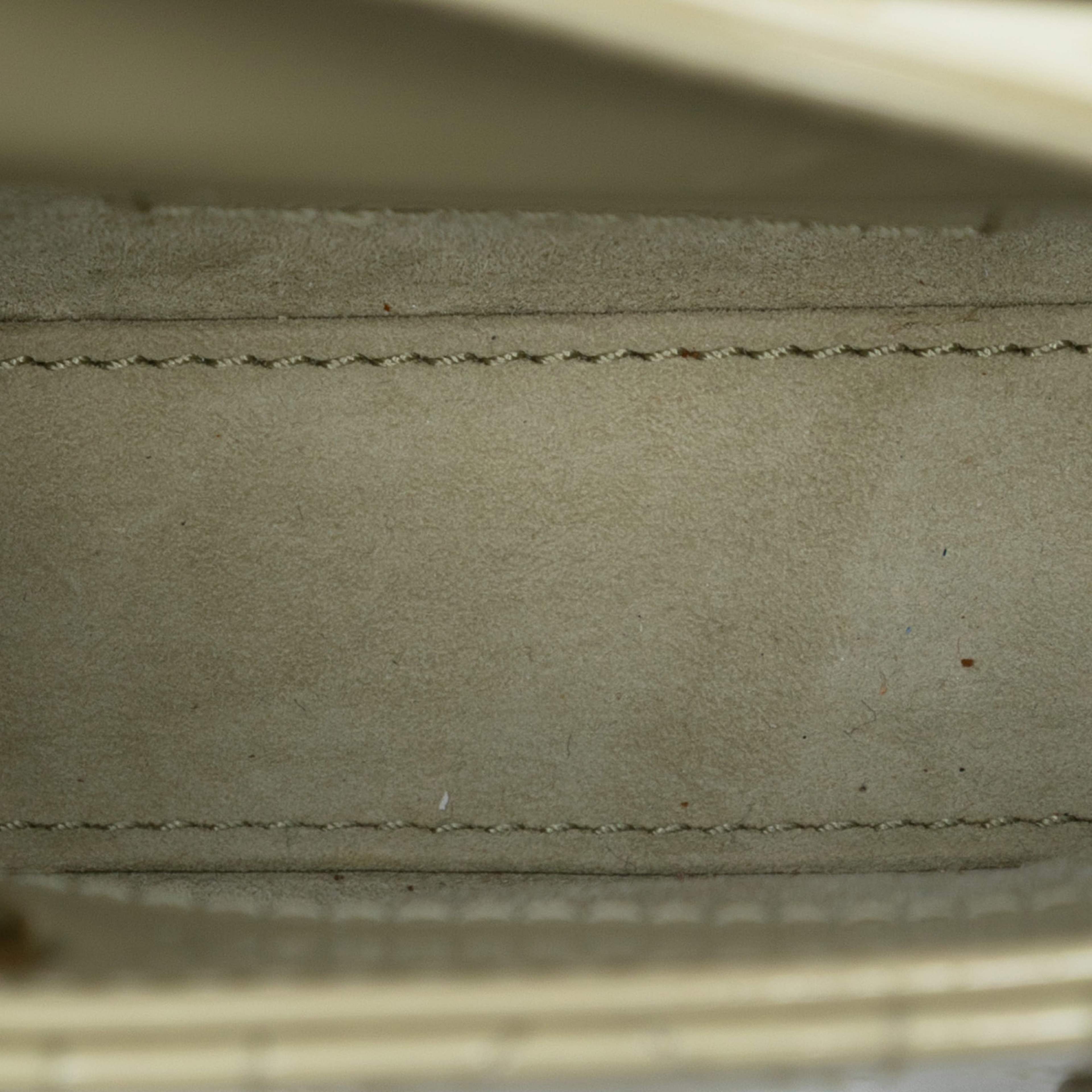 Dior Micro Patent Cannage Lady Dior, från Luxclusif, i färgen mint. Klicka för att öppna bilden i stort format