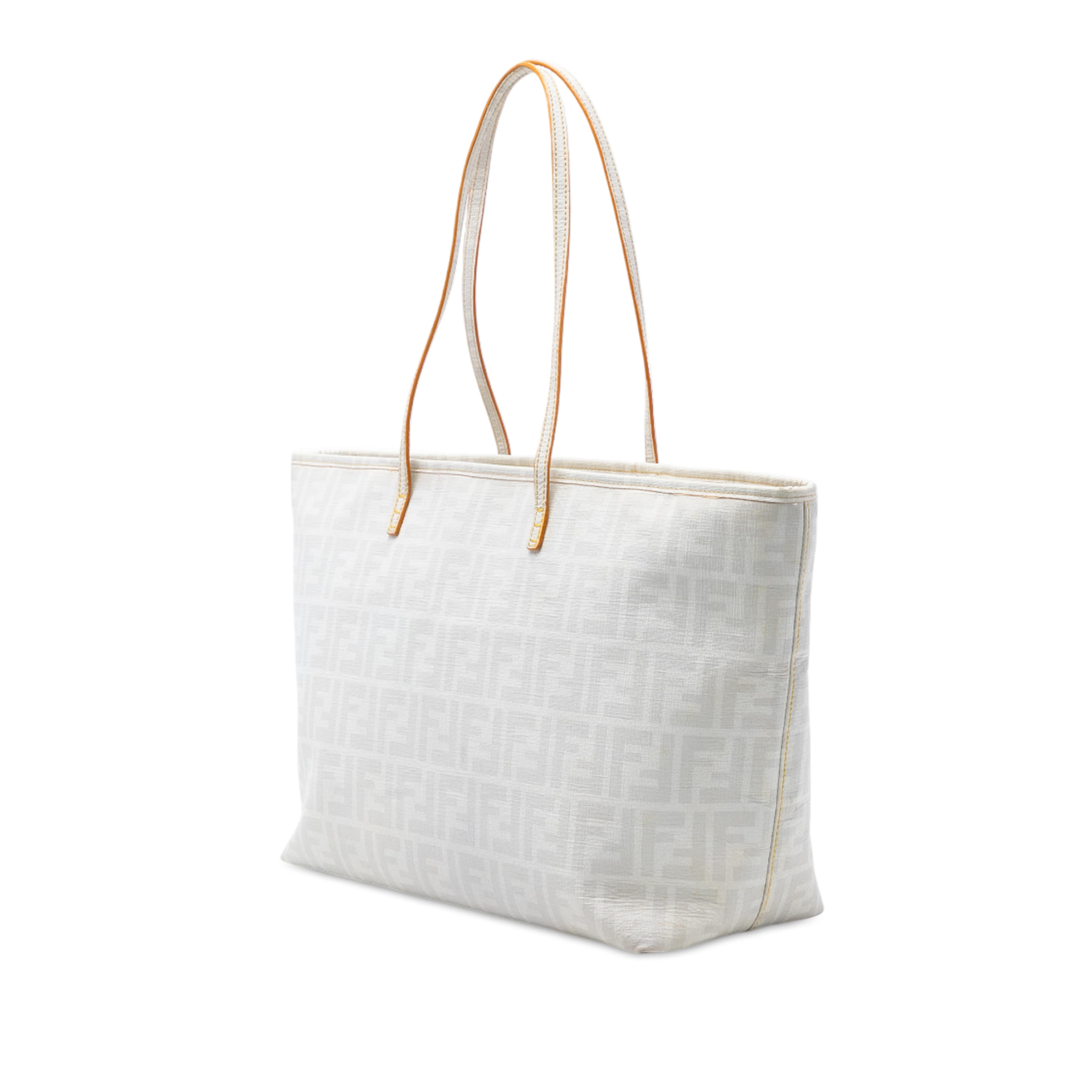 Fendi Medium Zucca Spalmati Roll Tote, från Luxclusif, i färgen vit. Klicka för att öppna bilden i stort format