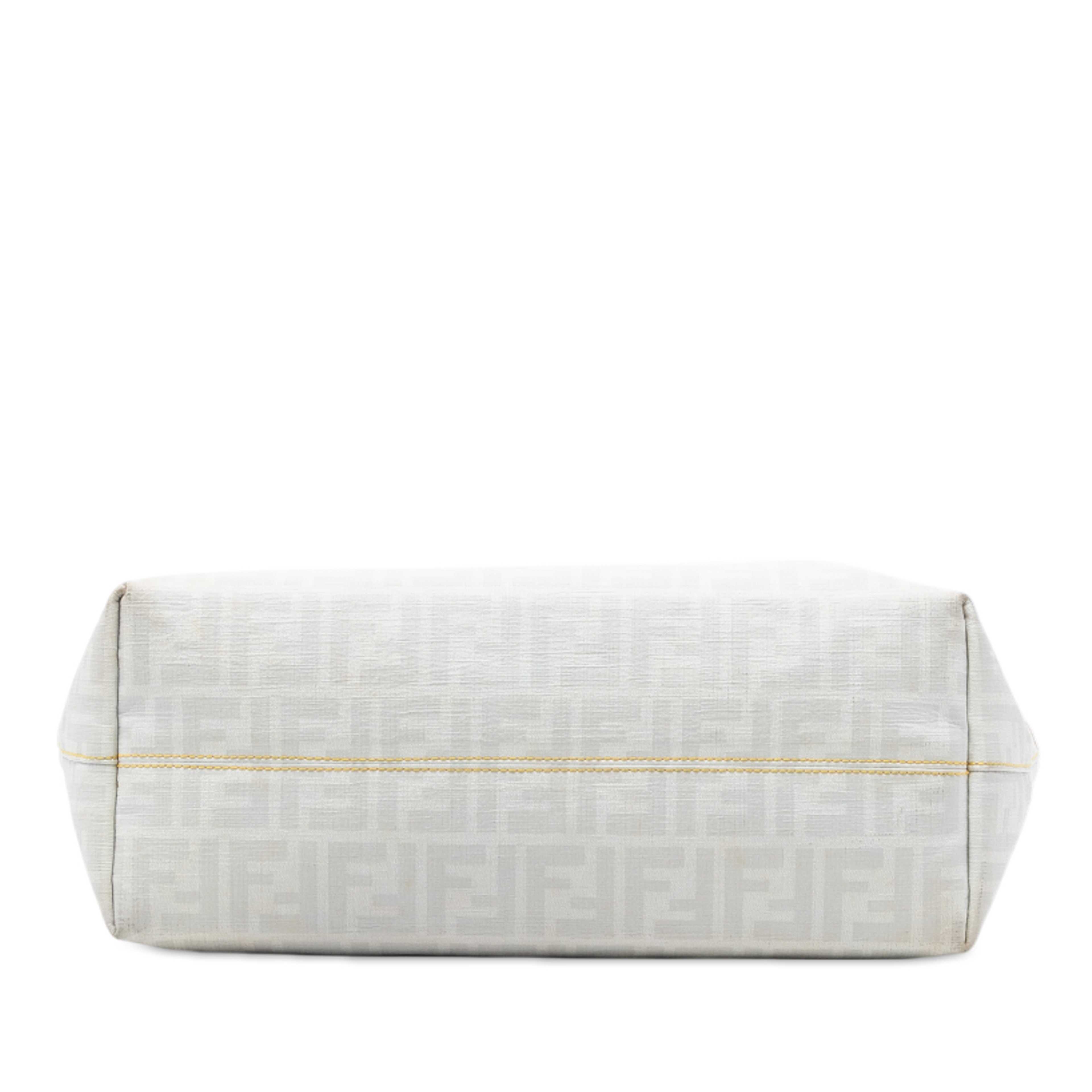 Fendi Medium Zucca Spalmati Roll Tote, från Luxclusif, i färgen white. Klicka för att öppna bilden i stort format