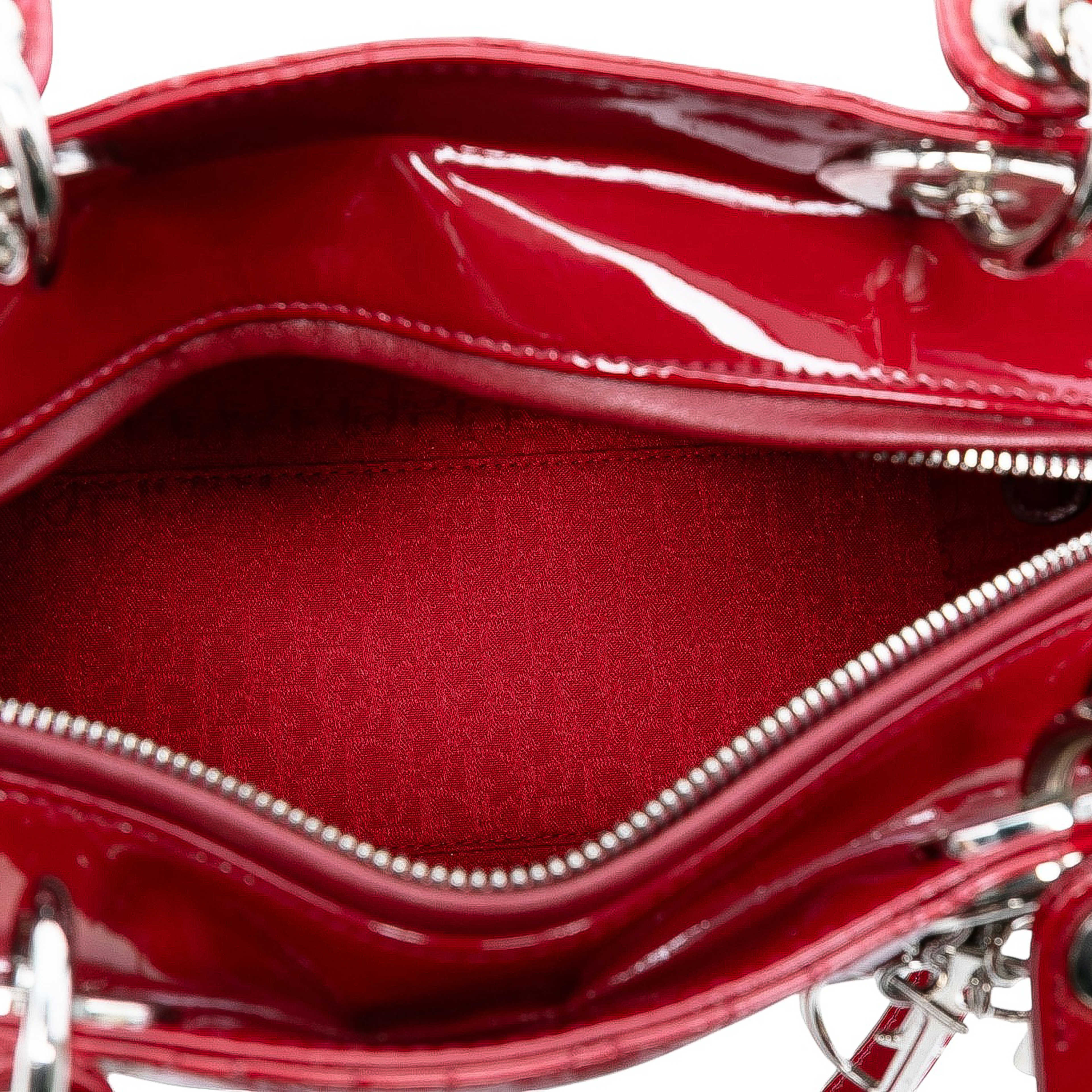 Dior Medium Patent Cannage Lady Dior, från Luxclusif, i färgen red. Klicka för att öppna bilden i stort format