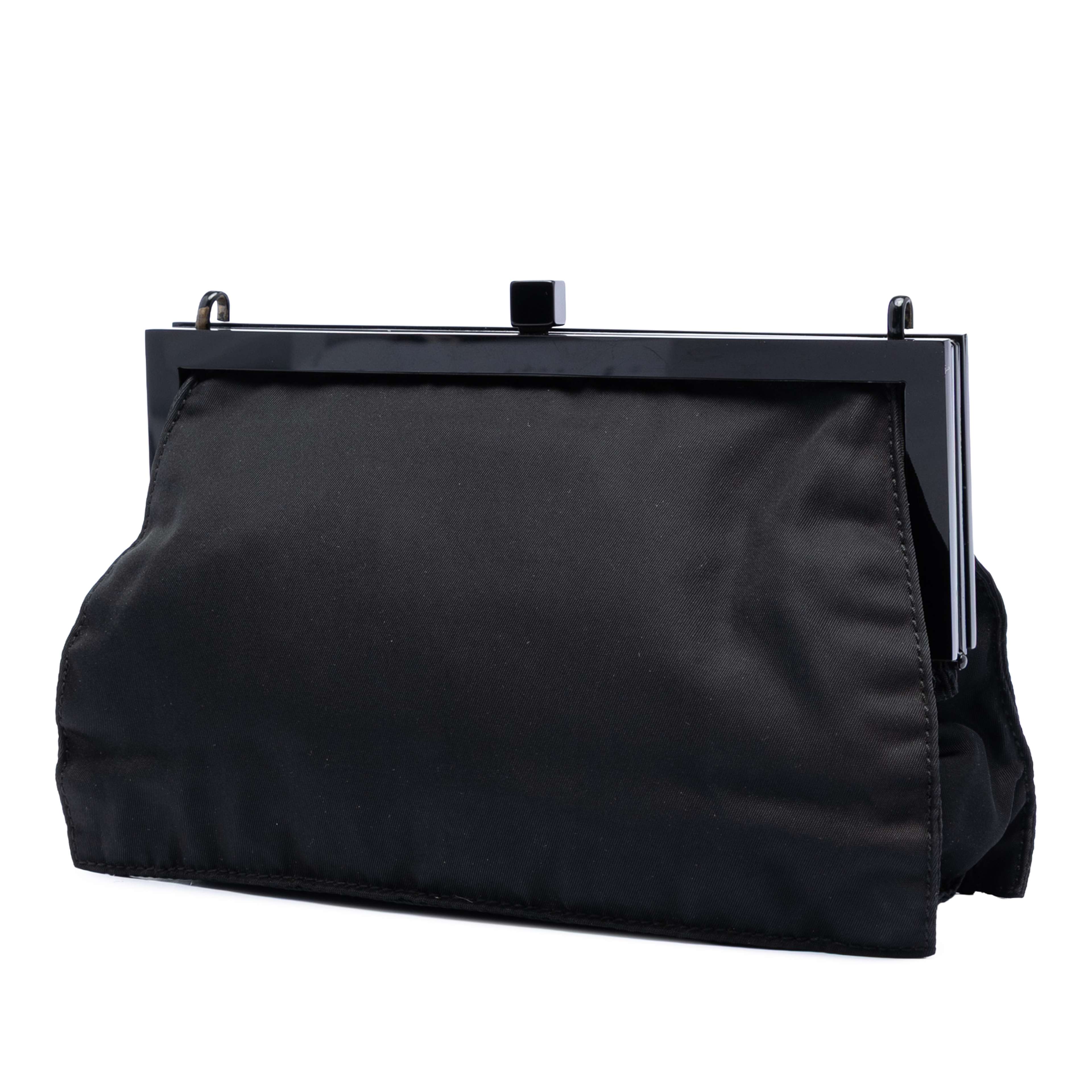 Prada Tessuto Kisslock Frame Chain Crossbody, från Luxclusif, i färgen black. Klicka för att öppna bilden i stort format