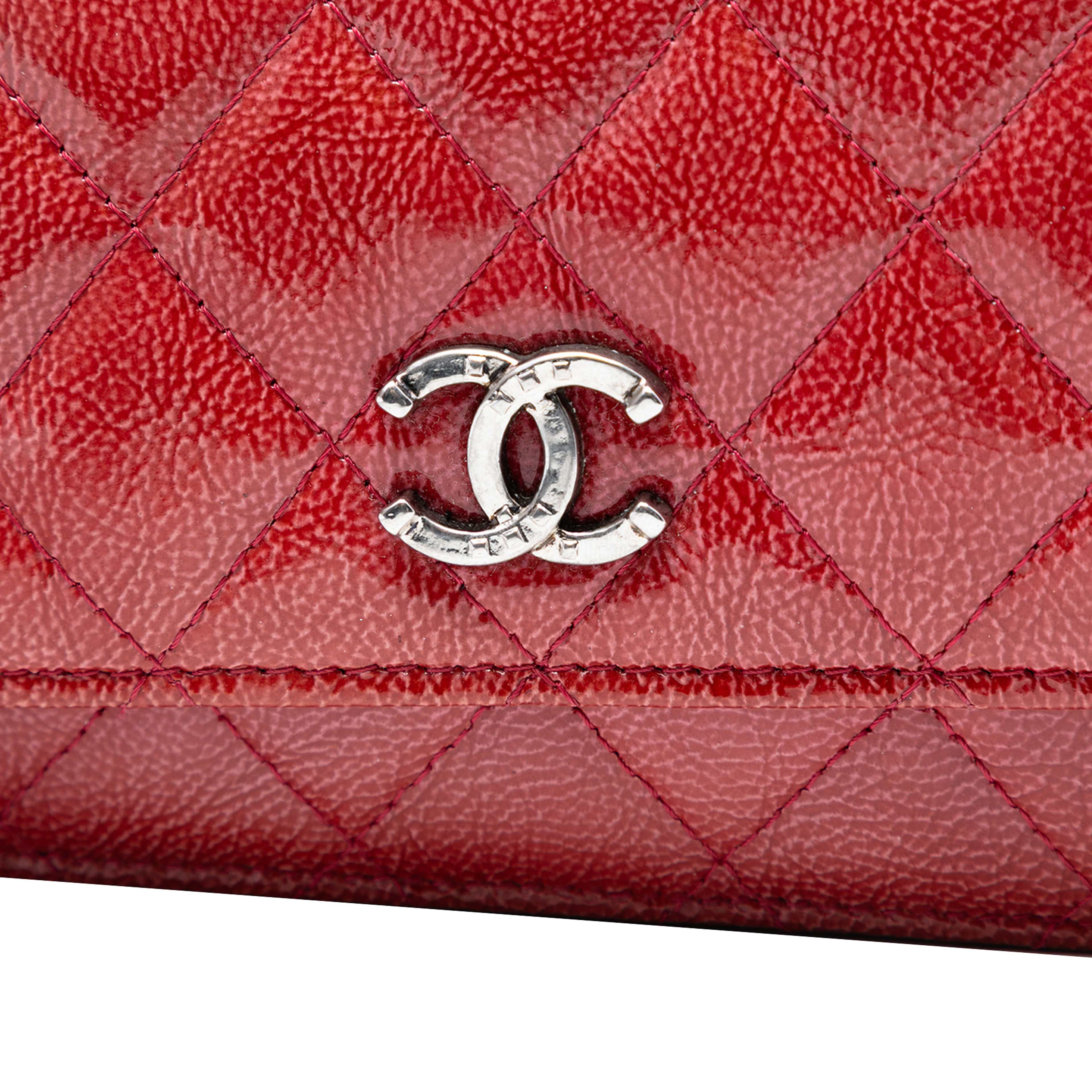 Chanel Paris Dallas Cc Quilted Patent Goatskin Wallet On Chain, från Luxclusif, i färgen red. Klicka för att öppna bilden i stort format