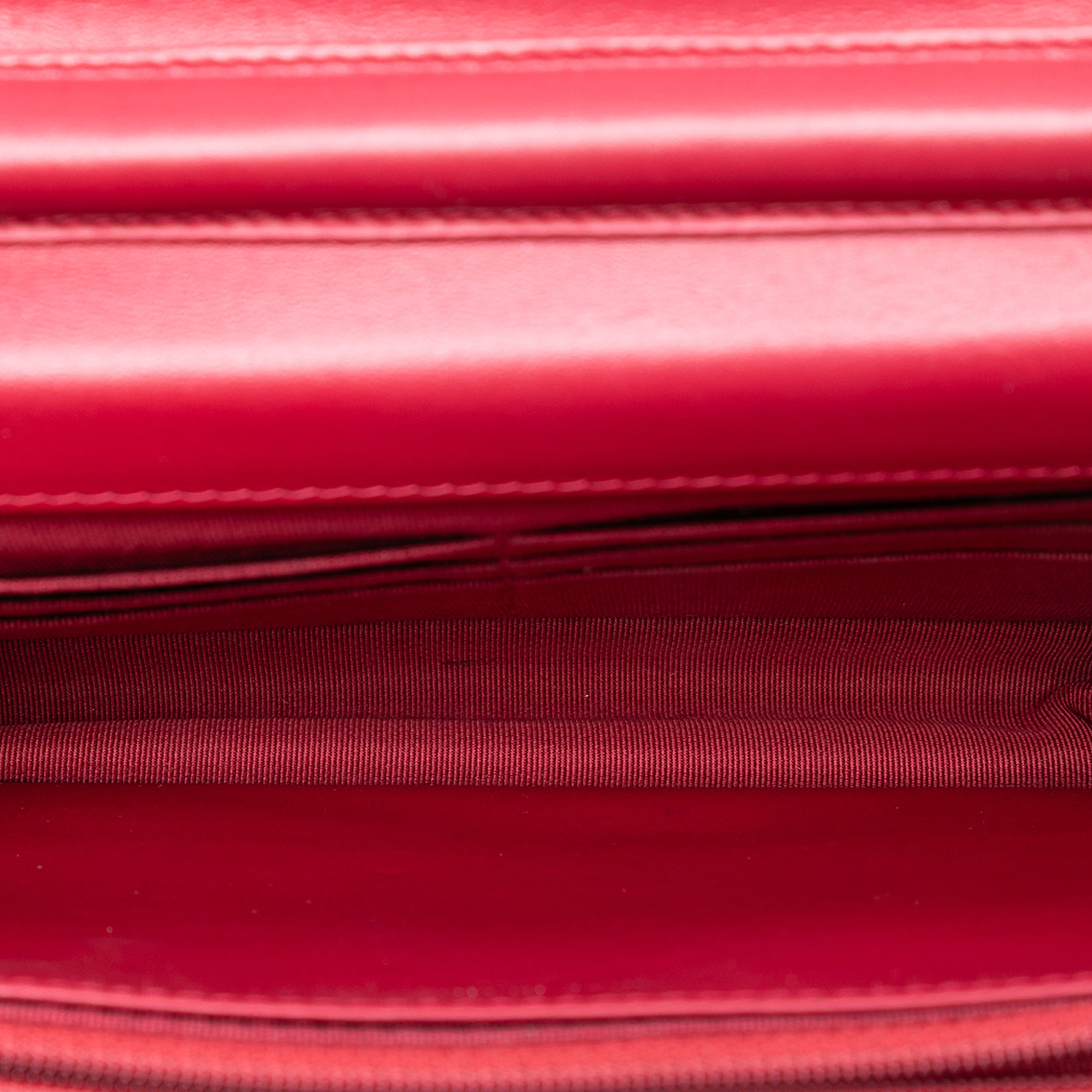 Chanel Paris Dallas Cc Quilted Patent Goatskin Wallet On Chain, från Luxclusif, i färgen red. Klicka för att öppna bilden i stort format