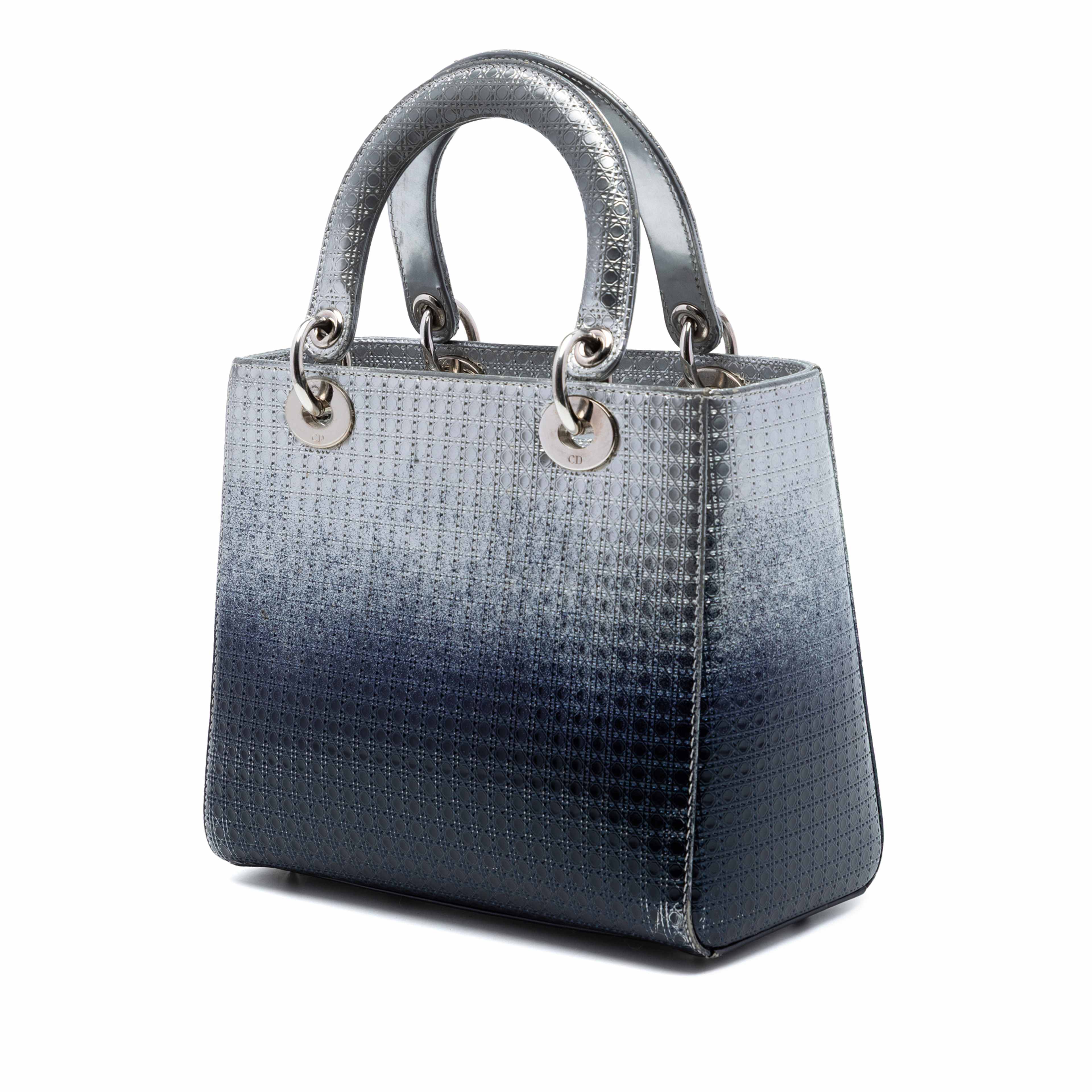 Dior Medium Ombre Metallic Patent Microcannage Lady Dior, från Luxclusif, i färgen silver. Klicka för att öppna bilden i stort format