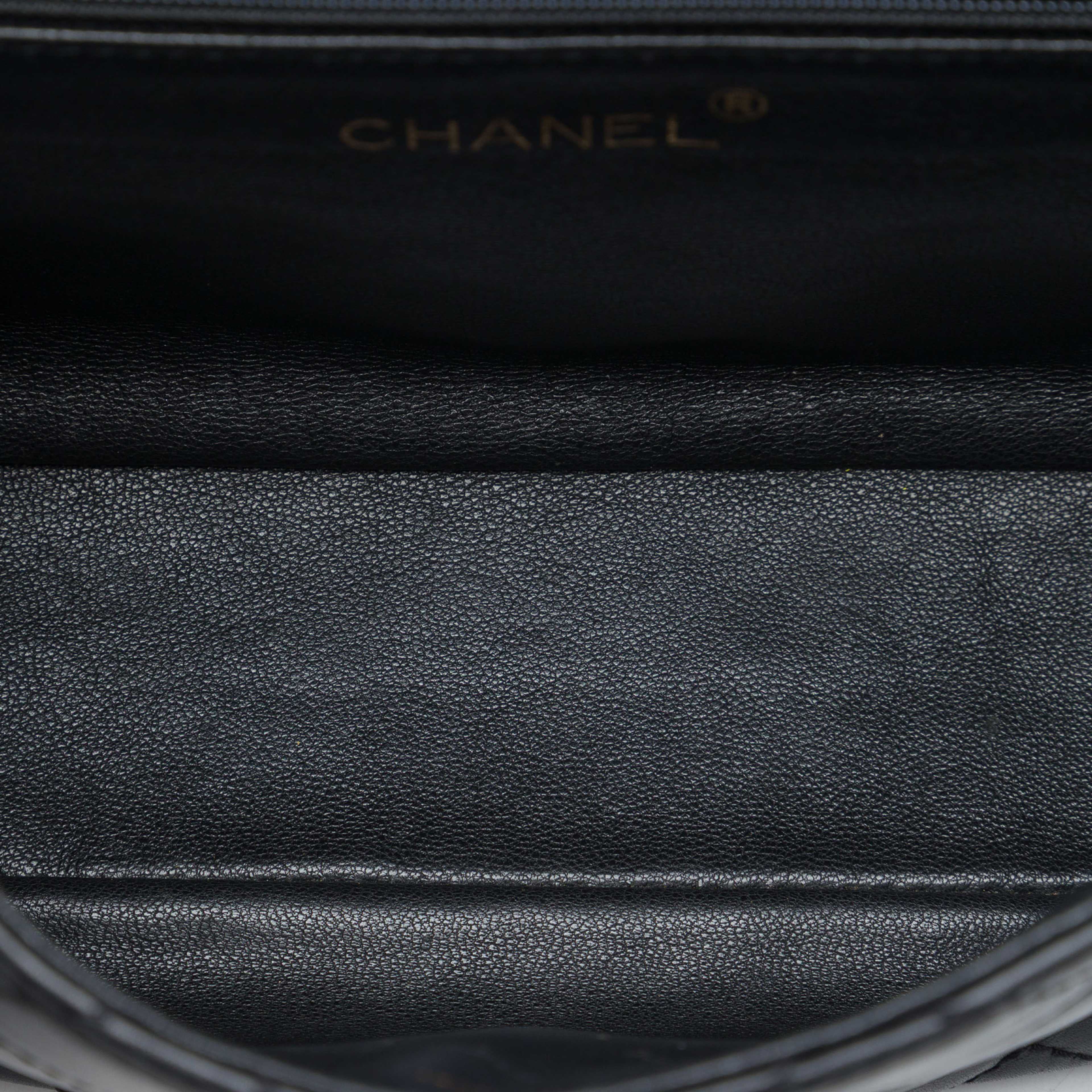 Chanel Medium Quilted Lambskin Resin Chain Single Flap, från Luxclusif, i färgen svart. Klicka för att öppna bilden i stort format