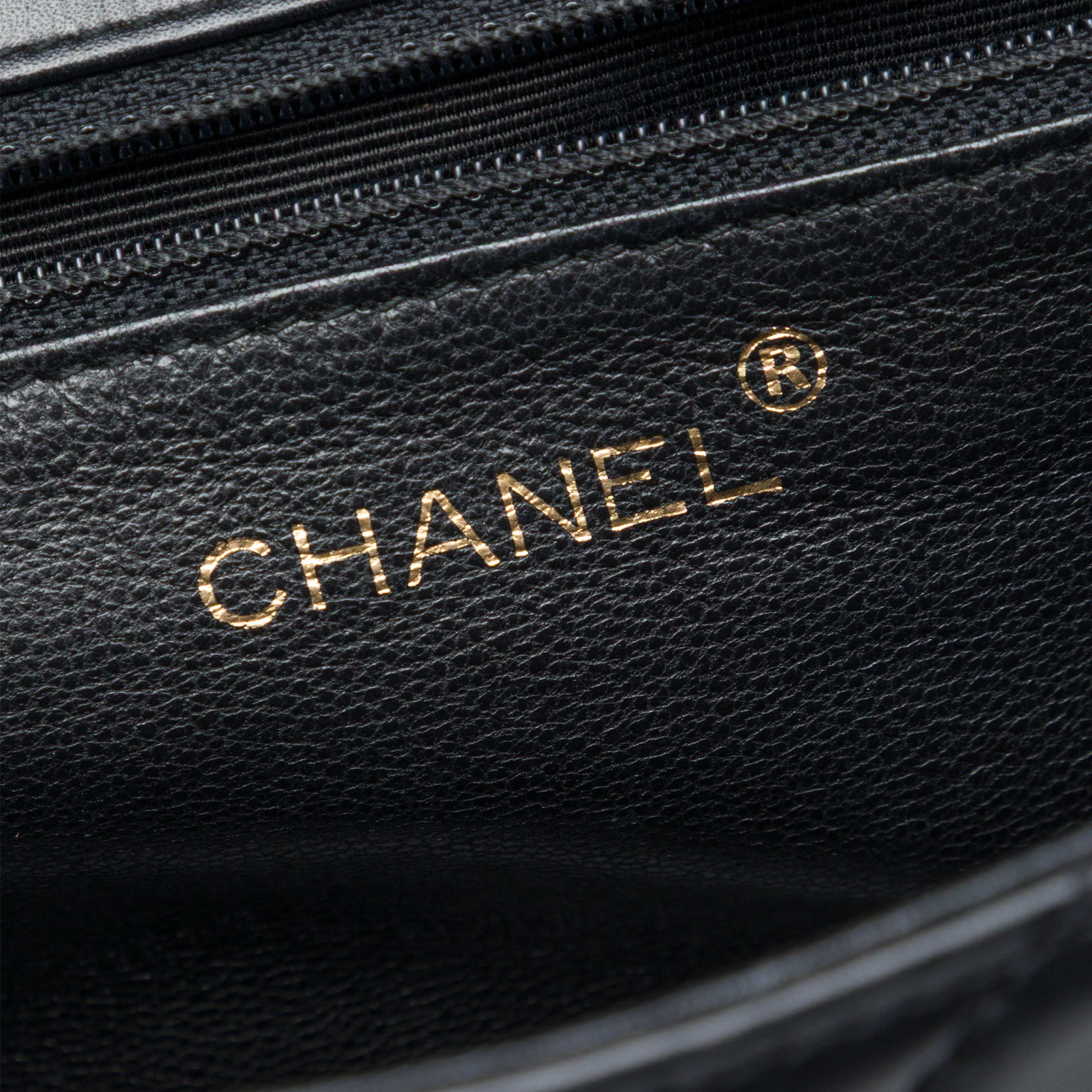 Chanel Medium Quilted Lambskin Resin Chain Single Flap, från Luxclusif, i färgen svart. Klicka för att öppna bilden i stort format