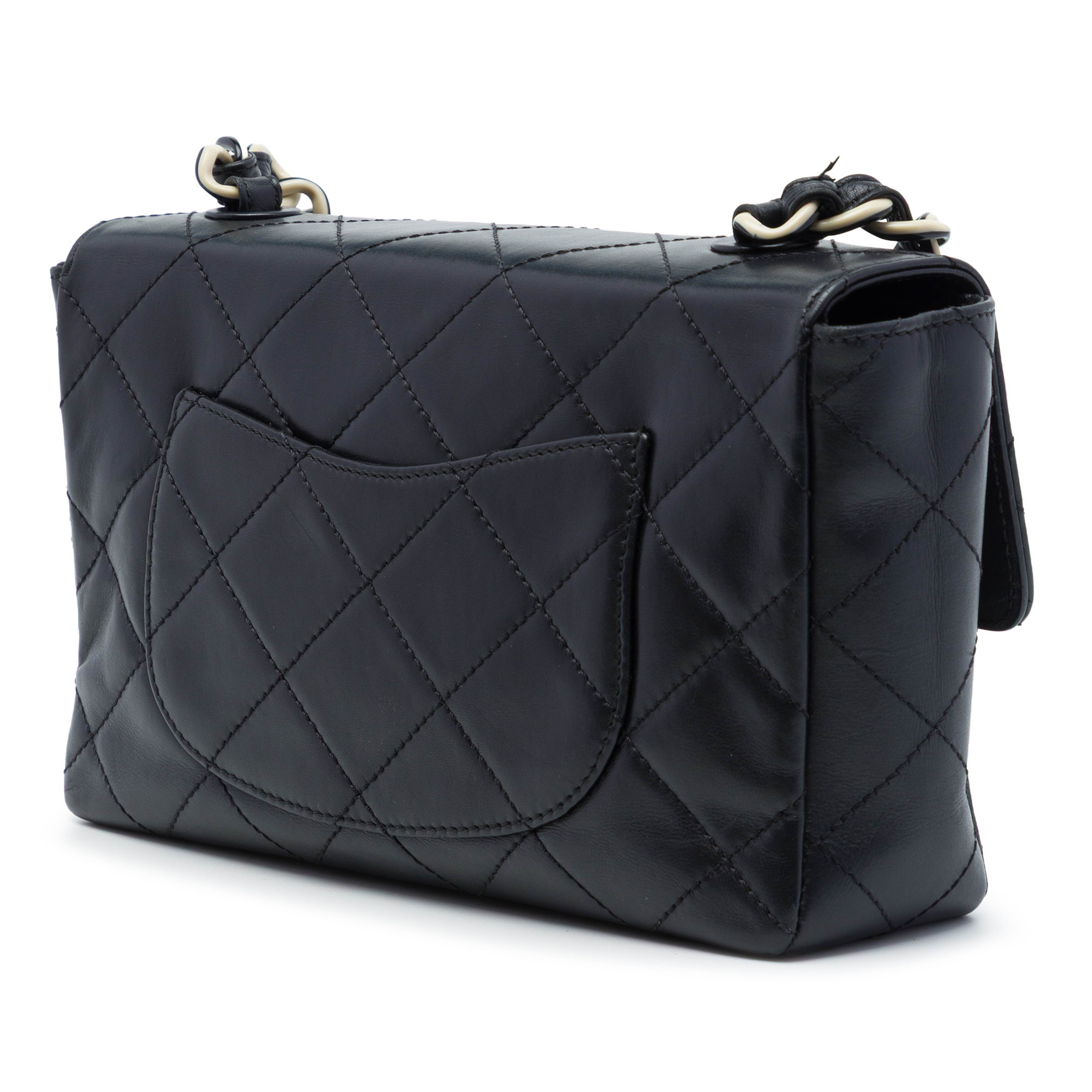 Chanel Medium Quilted Lambskin Resin Chain Single Flap, från Luxclusif, i färgen svart. Klicka för att öppna bilden i stort format