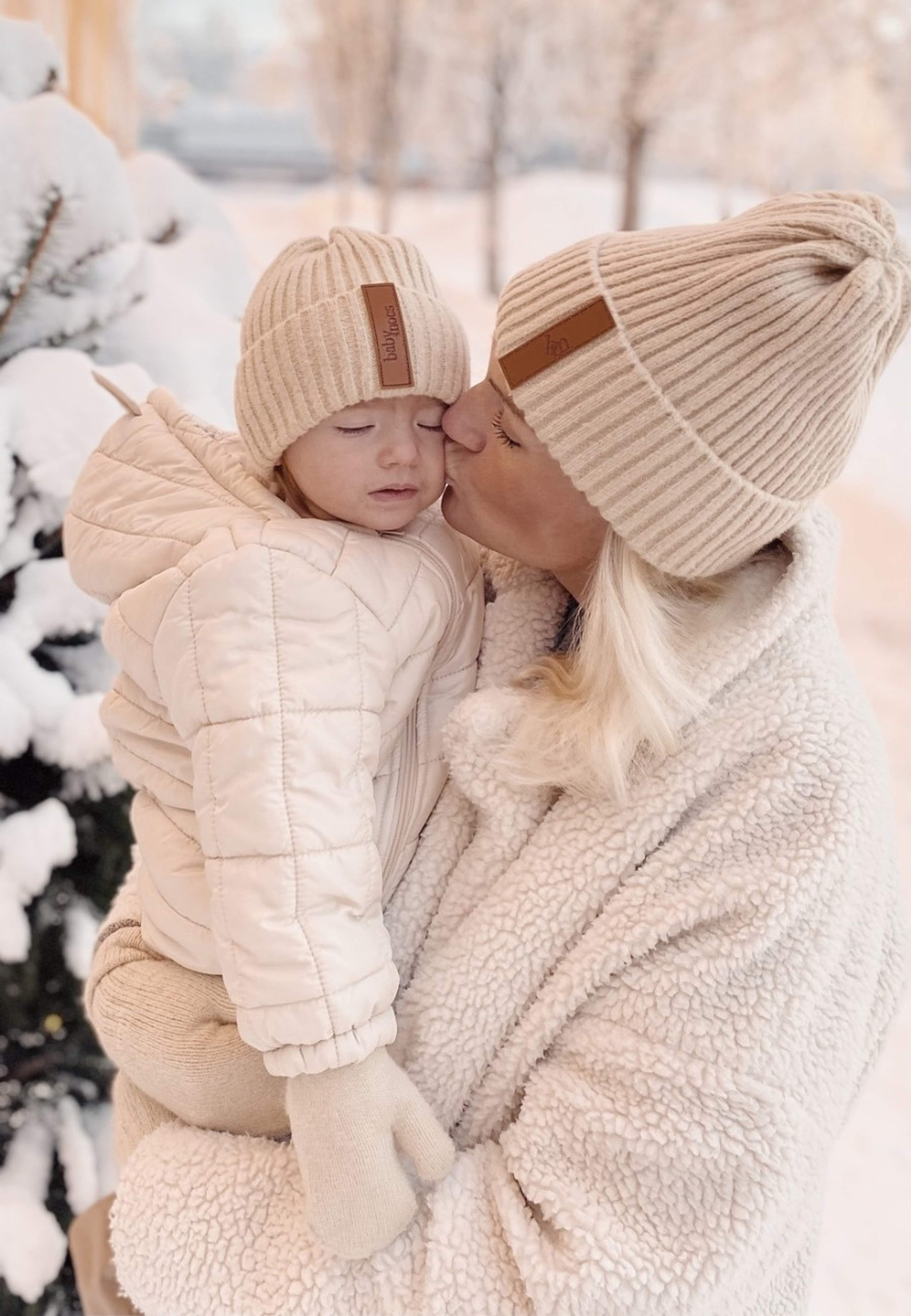 Beanie - Vuxen, från BabyMocs, i färgen beige. Klicka för att öppna bilden i stort format