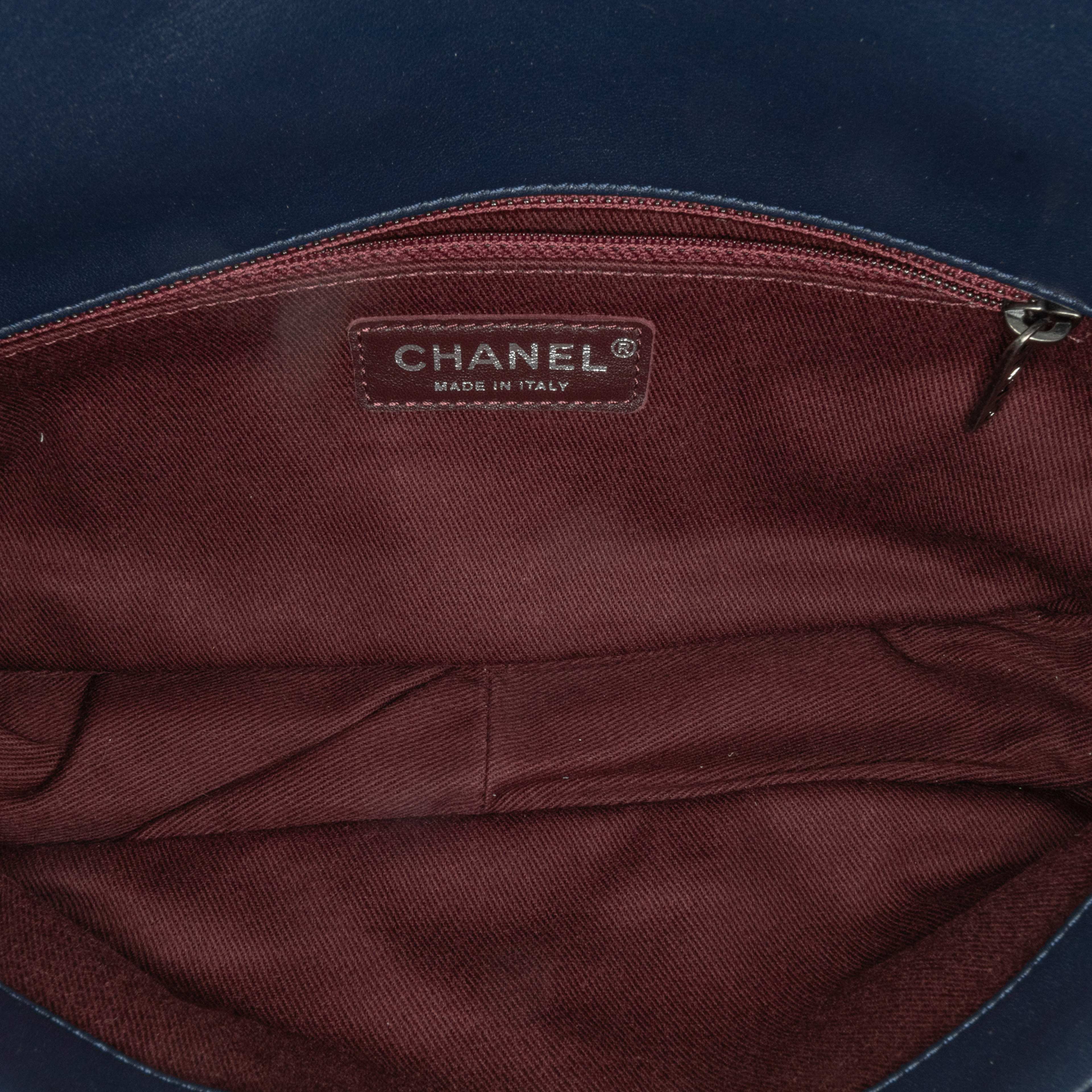 Chanel Canvas Stripe Flap Bag, från Luxclusif, i färgen blue. Klicka för att öppna bilden i stort format
